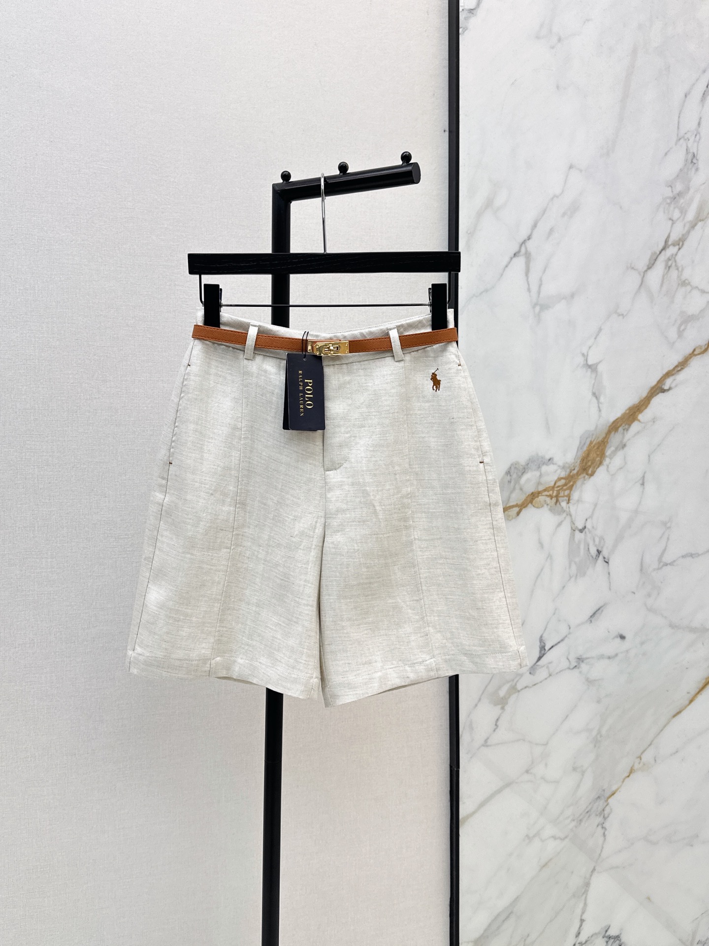NO:890044,RL 26Ss - the latest spring and summer high-waisted straight-leg Bermuda belted shorts. The classic pony embroidery is the finishing touch, low-key and recognizable. The linen texture fabric is refreshing and breathable. It is very suitable for summer wear. The three-dimensional straight wide-leg design has a fashionable tone and is A and sassy. The mother-sheng long-leg ceiling pants have a low-key luxury design. Highly recommended for personal use. Three-color sml,,shorts,19860909RL 26Ss————春夏最新款高腰直筒百慕腰带五分短裤 经典小马刺绣点缀是点睛之笔低调又有辨识度 亚麻肌理感面料清爽透气 很适配夏日穿着 立体直筒阔腿设计时髦的调调又A又飒 妈生大长腿天花板裤型低调奢华设计感超赞 强烈推荐自留单品 三色sml,,shorts,,Women's clothing