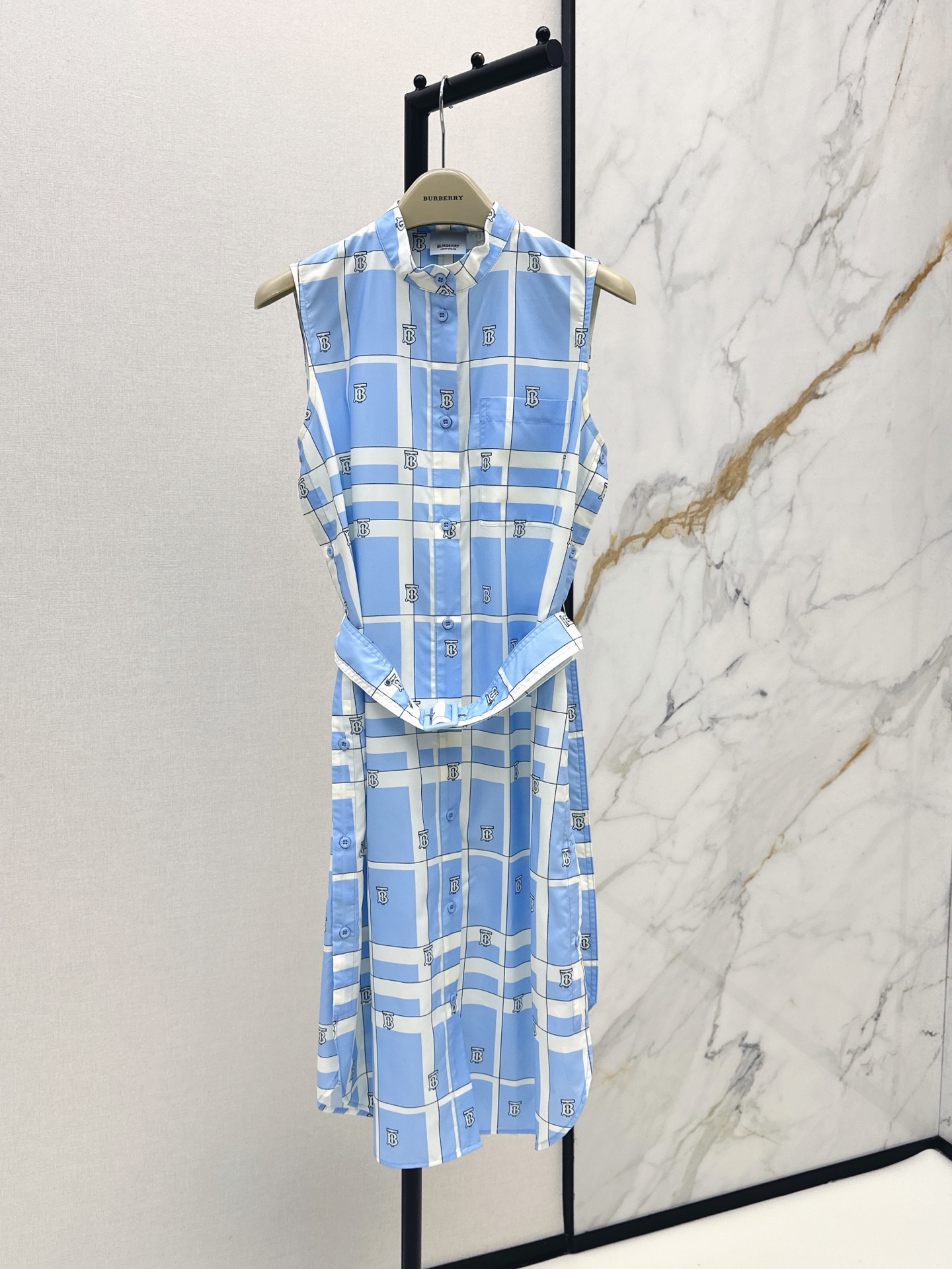 NO:890845,Bur 26Ss - the latest plaid sleeveless dress for spring and summer. Light blue and white plaid, retro and exquisite. Sleeveless + waist design to show body curves. Single row of buttons on the front. Button opening and closing on the side. Easy to put on and take off. Easily manage both daily commuting and leisure. Pair with simple accessories or small leather shoes for a fresh and elegant feel. One color sml, burberry, skirts,19860909Bur 26Ss————春夏最新款格纹无袖连衣裙 轻薄面料超适合夏天穿 浅蓝白色格纹 复古又精致 无袖+收腰设计 显身材曲线 前单排纽扣 侧边也是纽扣开合 方便穿脱 日常通勤 休闲都能轻松驾驭 搭配简约配饰或小皮鞋 清新优雅感拿捏住啦 一色sml,,burberry,skirts,,Women's clothing