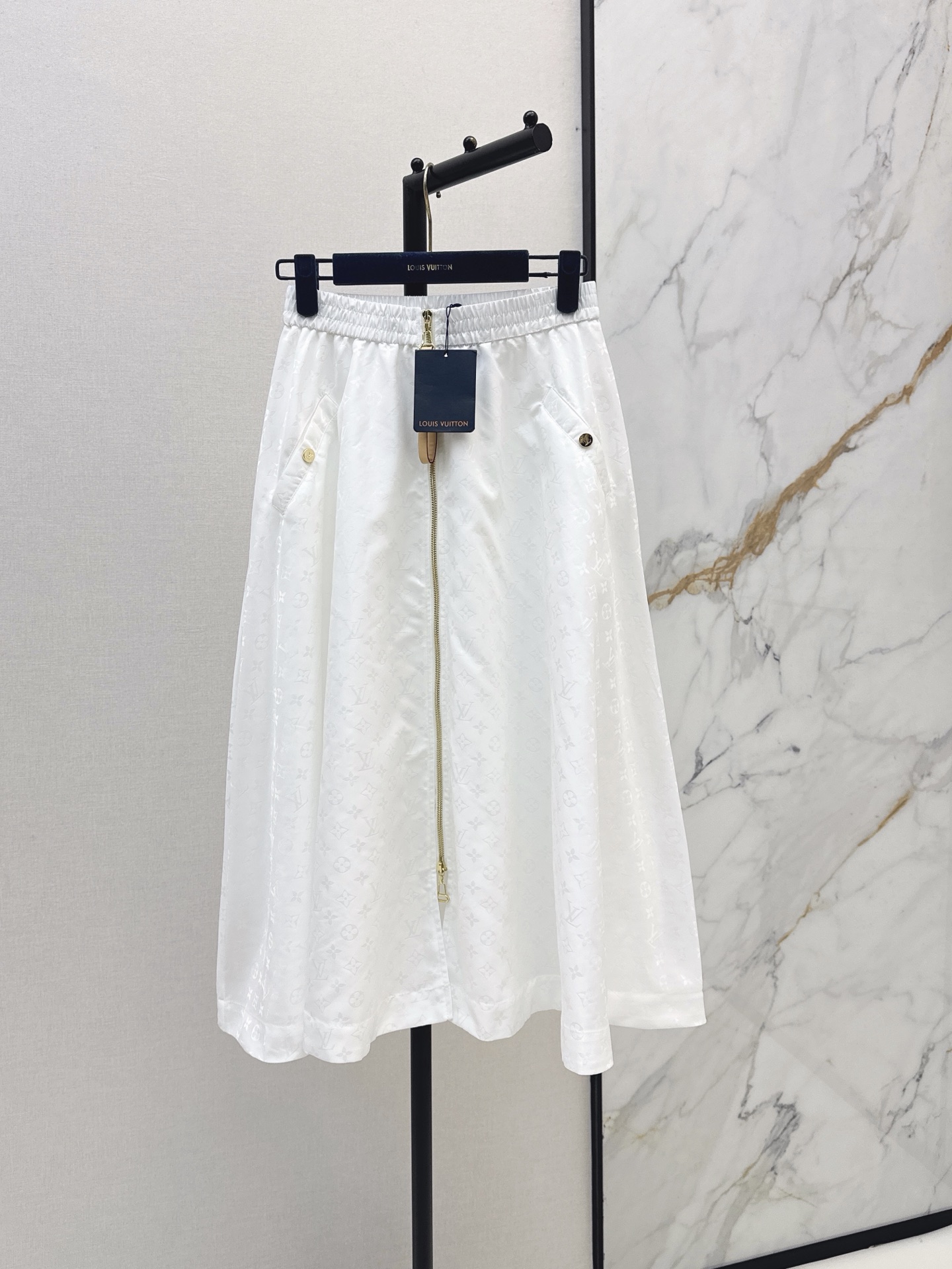 NO:890860,L's 26Ss - the latest white jacquard skirt for spring and summer. The fabric is light and breathable. The whole body is printed with dark patterns without being exaggerated. Elastic waist + long metal zipper at the front. Easy to put on and take off. Small gold button pockets with flaps on both sides. Practical and adds sophistication. Big A wide hem version. Hide the crotch and cover the legs. It is OK to match with a shirt, knitted sweater or T-shirt. Easily switch between multiple styles. One color smlxl,, louis  vuitton,skirts,shirts,tees,t-shirt,19860909L家 26Ss———春夏最新款白色提花半裙 面料轻薄透气 通体满印暗纹不浮夸 松紧腰+前开金属长拉链 穿脱方便 两侧翻盖小金扣口袋 实用又增加精致层次 大A阔摆版型 藏胯遮腿 搭配衬衫 针织衫或T恤都很OK 轻松切换多种风格 一色smlxl,,louis vuitton,skirts,shirts,tees，t-shirt,,Women's clothing