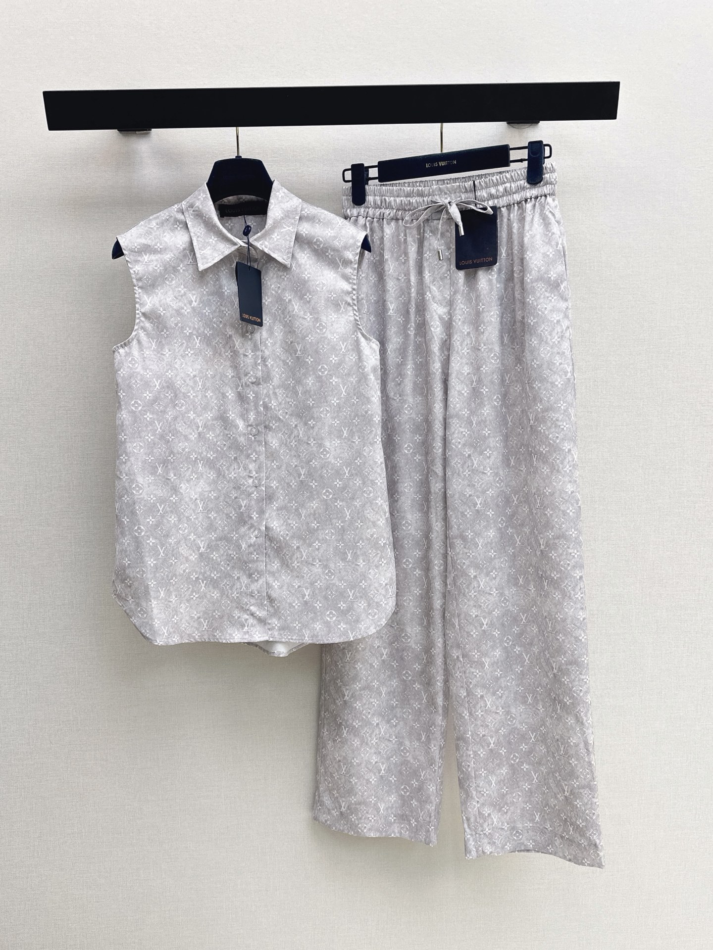 NO:890867,L Family 26Ss————The latest presbyopic sleeveless suit for spring and summer. Sleeveless shirt + high-waisted wide-leg pants. Light and breathable. Super comfortable to wear in summer. The presbyopic dark pattern is low-key and unobtrusive. Single-row buttons on the top. Easy to put on and take off. Cleanly modify the shoulder and neck lines. Elastic drawstring wide-leg pants. Drape smoothly and hide the flesh to show height. Can be easily controlled for commuting, vacation, and daily life. One color sml,, Louis Vuitton, shirts,19860909L家 26Ss————春夏最新款老花无袖套装 无袖衬衫+高腰阔腿裤 轻薄透气 夏天穿超舒服 老花暗纹低调不张扬 上衣单排纽扣 穿脱方便 利落修饰肩颈线条 松紧抽绳阔腿裤 垂坠顺滑藏肉显高 通勤 度假 日常都能轻松驾驭 一套出 一色sml,,louis vuitton,shirts,,Women's clothing