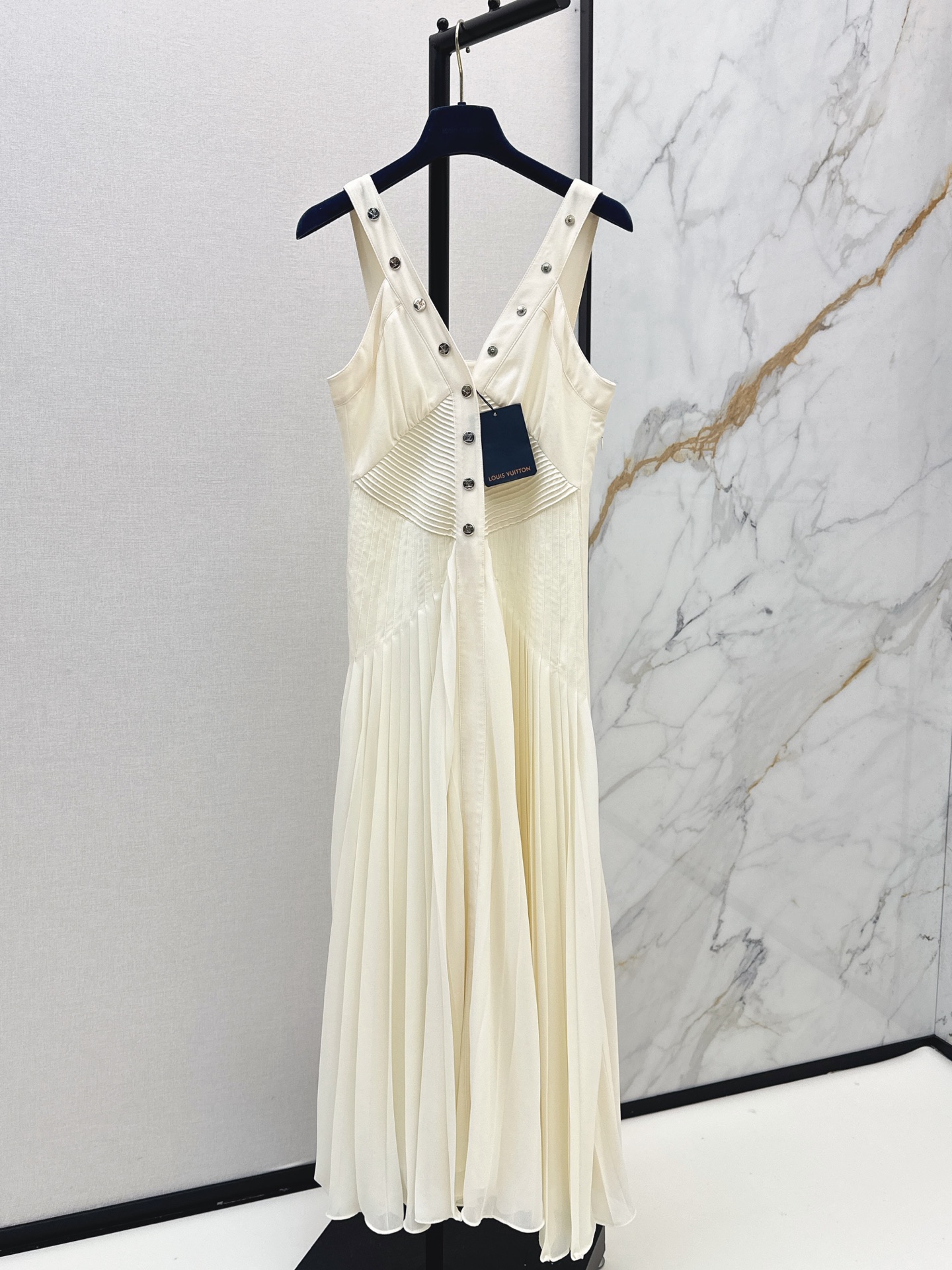 NO:890873,L's 26Ss————The latest waistline suspender dress for spring and summer. The fabric is light and drapey. The fishbone pleats on the waist and abdomen are embellished with metal buckle details on the V-neck. It breaks the dullness. The pleated skirt is elegant and elegant, hiding the flesh and making you look slimmer. No need to work hard to match it. It comes with an elegant filter when worn alone. It can be easily worn in daily life or on vacation. Three colors smlxl, louis vuitton, skirts,19860909L家 26Ss————春夏最新款收腰吊带连衣裙 面料轻盈 垂感飘逸 腰腹的鱼骨状收褶 V领金属扣细节点缀 打破沉闷 褶皱裙摆优雅又飘逸藏肉显瘦 不用费力搭配 单穿就自带优雅滤镜 日常或度假都能轻松驾驭 三色smlxl,,louis vuitton,skirts,,Women's clothing