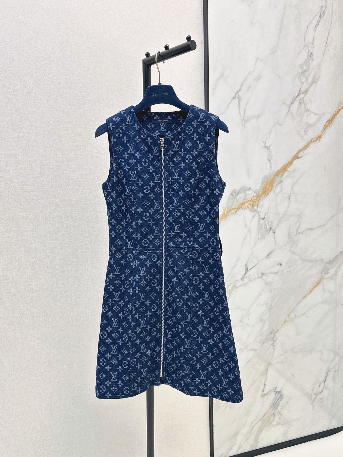 NO:890880,Ljia 26Ss————The latest presbyopia denim dress for spring and summer. Made of denim cotton fabric, anti-wrinkle and stylish. Comfortable and breathable. Round neck sleeveless + full front zipper. Easy to put on and take off. Modify shoulder and arm lines. Optimize body proportions. The skirt length is neat and leggy. Practical and design. Can be easily used for daily outings or light luxury occasions. Two-color sml, louis vuitton, skirts,19860909L家 26Ss————春夏最新款老花牛仔连衣裙 采用牛仔棉面料 抗皱有型 穿着舒适又透气 圆领无袖+前中全拉链 穿脱方便 修饰肩臂线条 优化身材比例 裙长利落显腿长 实用又有设计感 日常出街或轻奢场合都能轻松驾驭 两色sml,,louis vuitton,skirts,,Women's clothing