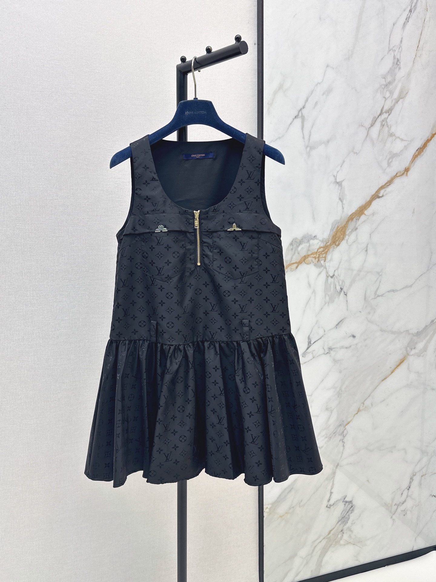 NO:890891,L's 26Ss————The latest spring and summer black presbyopic dress with classic logo dark pattern, low-key and recognizable. Light and breathable fabric, super breathable for summer. Metal zipper + bow embellishment. Perfect details. Sweet and cool. The skirt is slightly fluffy. Modify the body shape. It can be easily managed in daily or light formal occasions. It looks great with high heels or sandals. One color sml,, louis vuitton, sandals, high heels, skirts,19860909L家 26Ss————春夏最新款黑色老花连衣裙经典logo暗纹低调又有辨识度 轻薄透气面料 夏天穿超透气 金属拉链+蝴蝶结点缀 细节满分 甜美又酷飒 裙摆微蓬松 修饰身形 日常或轻正式场合都能轻松驾驭 搭配高跟鞋或凉鞋都很出彩 一色sml,,louis vuitton,sandals,high heels,skirts,,Women's clothing