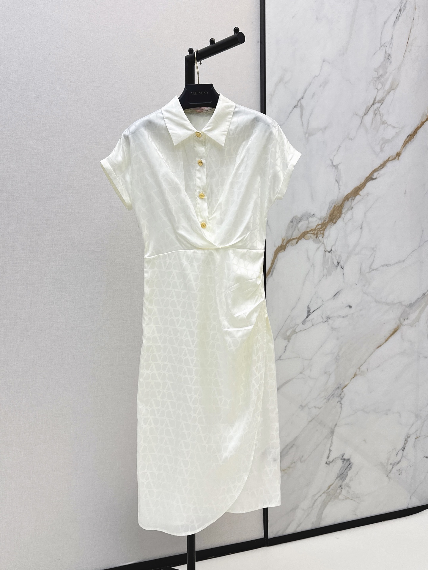 NO:890897,VLTN 26Ss————The latest spring and summer lapel shirt dress with all-over dark pattern jacquard soft and delicate texture. Classic lapel cap sleeve design to modify the arm lines. Decent and generous. Half-open metal love gold buckle. Exquisite finishing touch. Cross twist pleats + side waist shirring. Cleverly hide the belly. Irregular diagonal slit skirt. Modify the calf line. Suitable for commuting, afternoon tea and light dates regardless of skin color. One-color sml, skirts, shirts,19860909VLTN 26Ss————春夏最新款翻领衬衫连衣裙通体暗纹提花柔光细腻有质感 经典翻领盖袖设计 修饰手臂线条 得体大方 半开金属爱心金扣 精致点睛 交叉扭褶+侧腰抽褶收腰 巧妙藏肚 不规则斜开叉裙摆 修饰小腿线条 不挑肤色 通勤 下午茶 轻约会都适配 一色sml,,skirts,shirts,,Women's clothing