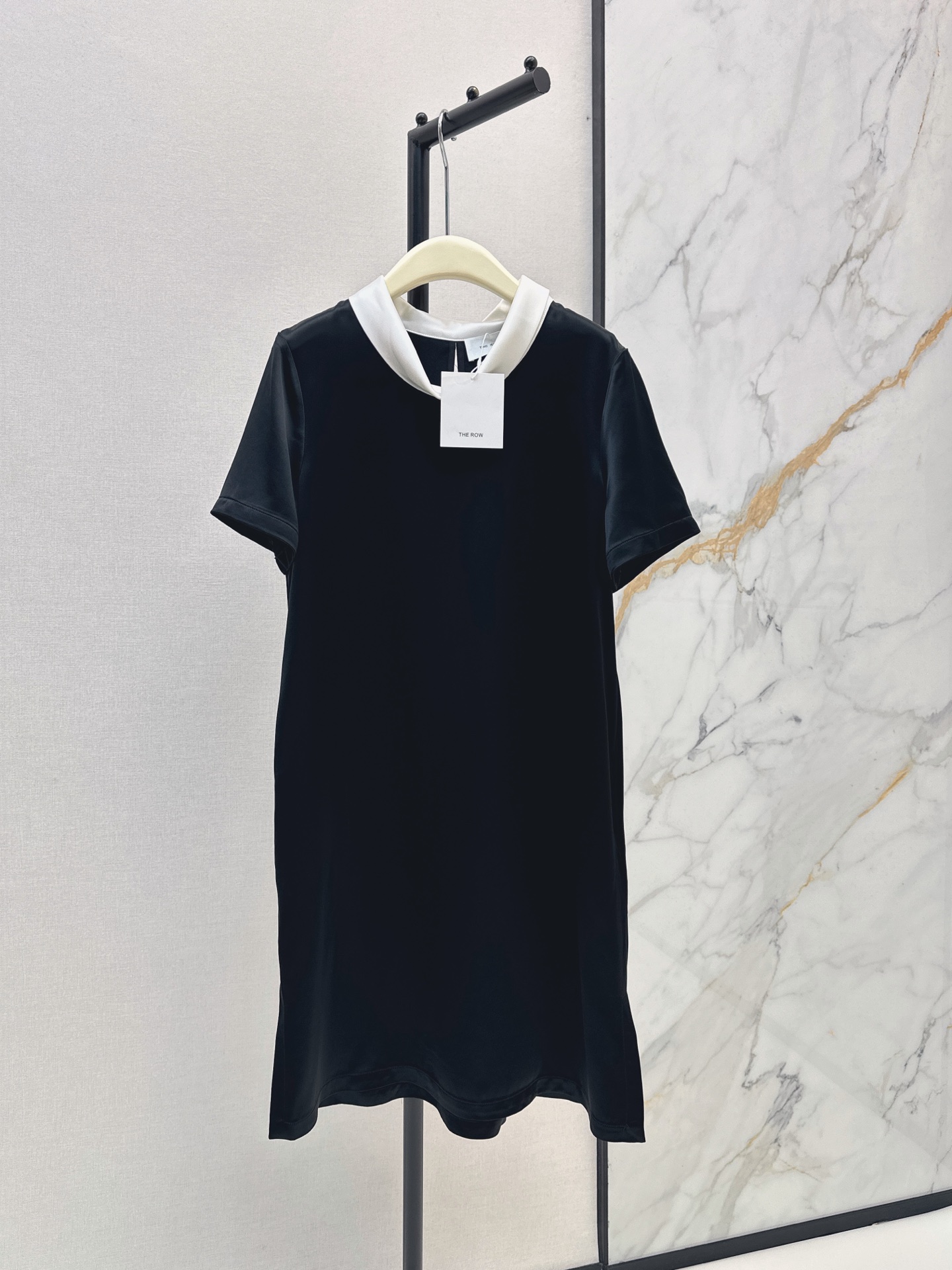 NO:890909,Exquisite and elegant style Row 26Ss————The latest spring and summer minimalist style acetate top + dress with contrasting collar design. The elegance and high-end feel are just right. Made of acetate fabric. The upper body is cool and super comfortable. The acetate fabric has a pearl-like warm luster and is particularly feminine. Sleeveless tops and short-sleeved dresses are available. One-color sml, skirts, T-shirt,19860909精致优雅风 Row 26Ss————春夏最新款极简风撞色领口设计醋酸上衣+连衣裙 优雅和高级感拿捏得刚刚好 采用了醋酸面料 上身是凉感 超级舒服 醋酸面料自带珍珠般温润光泽 特别有女人味 无袖上衣和短袖连衣裙可供选择 一色sml,,skirts,T-shirt,,Women's clothing