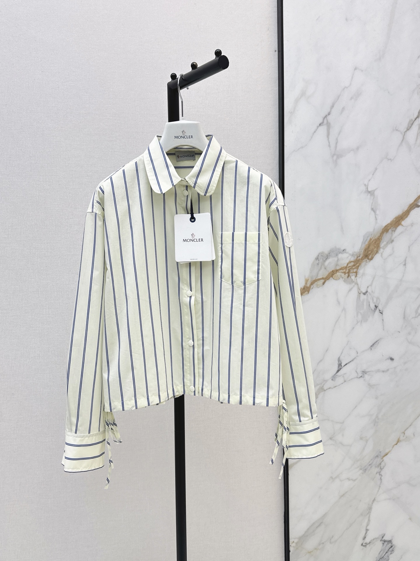 NO:890921,Mc 26Ss————The latest spring and summer milk white background blue pinstripe shirt is simple and refreshing. Side arm logo patch embroidery is embellished. Customized cotton fabric is light, breathable and comfortable. Super friendly for daily wear. The drawstring at the hem is adjustable. The short version is versatile and casual. You can switch between sweet and cool elegance at will ~ you can easily control it for commuting, dating and shopping. One color sml,, shirts,19860909Mc 26Ss————春夏最新款奶白底蓝细条纹衬衫简约清爽 侧臂徽标贴绣点缀 定制棉质面料轻薄透气舒适 日常穿搭超友好 下摆抽绳调节短款版型百搭休闲 甜酷优雅随心切换～通勤约会逛街都能轻松驾驭 一色sml,,shirts,,Women's clothing