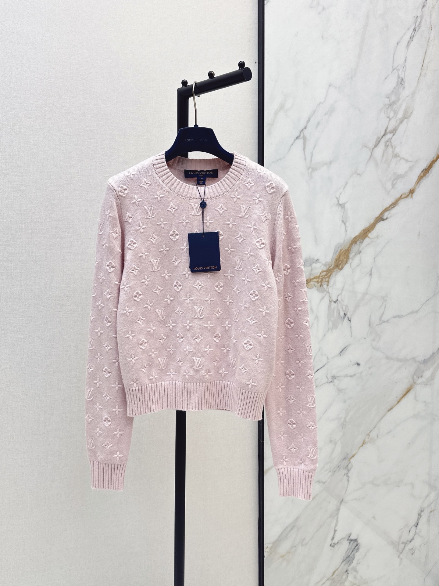NO:890868,L Family 26Ss————The latest three-dimensional logo embroidered cashmere pink knitted sweater in spring and summer full Monogram. The raised pattern creates an elegant style. The ribbed hem adds comfort and comfort. Elegant and age-reducing girlish style. The classic version is fashionable and advanced. A must-have for the fair and rich. It does not pick out the upper body and looks slim. Highly recommended items. One color sml,, louis vuitton, sweaters,19860909L家 26Ss————春夏最新款立体logo刺绣羊绒粉色针织毛衣全幅 Monogram 凸纹塑造优雅格调 罗纹下摆再添舒适惬意 优雅减龄少女风气质 经典版型时髦又高级 白富美必入 不挑人上身巨显瘦 强烈推荐单品 一色sml,,louis vuitton,sweaters,,Women's clothing
