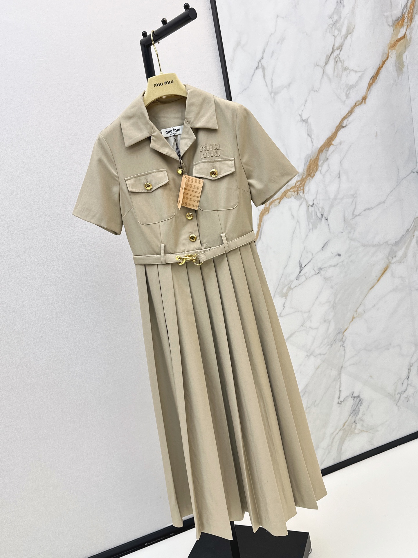 NO:891427,Miu 26Ss————The latest spring and summer long pleated dress with double pocket decoration. Fashionable, low-key and luxurious. The style is versatile and not picky. The original customized technical fabric has a good crisp feel. Two-color sml,,miumiu,skirts,19860909Miu 26Ss————春夏最新款双口袋装饰长款压褶连衣裙 时髦低调气质又奢华高级 版型百搭不挑人 原版定制科技面料 挺括感很好 两色sml,,miumiu,skirts,,Women's clothing
