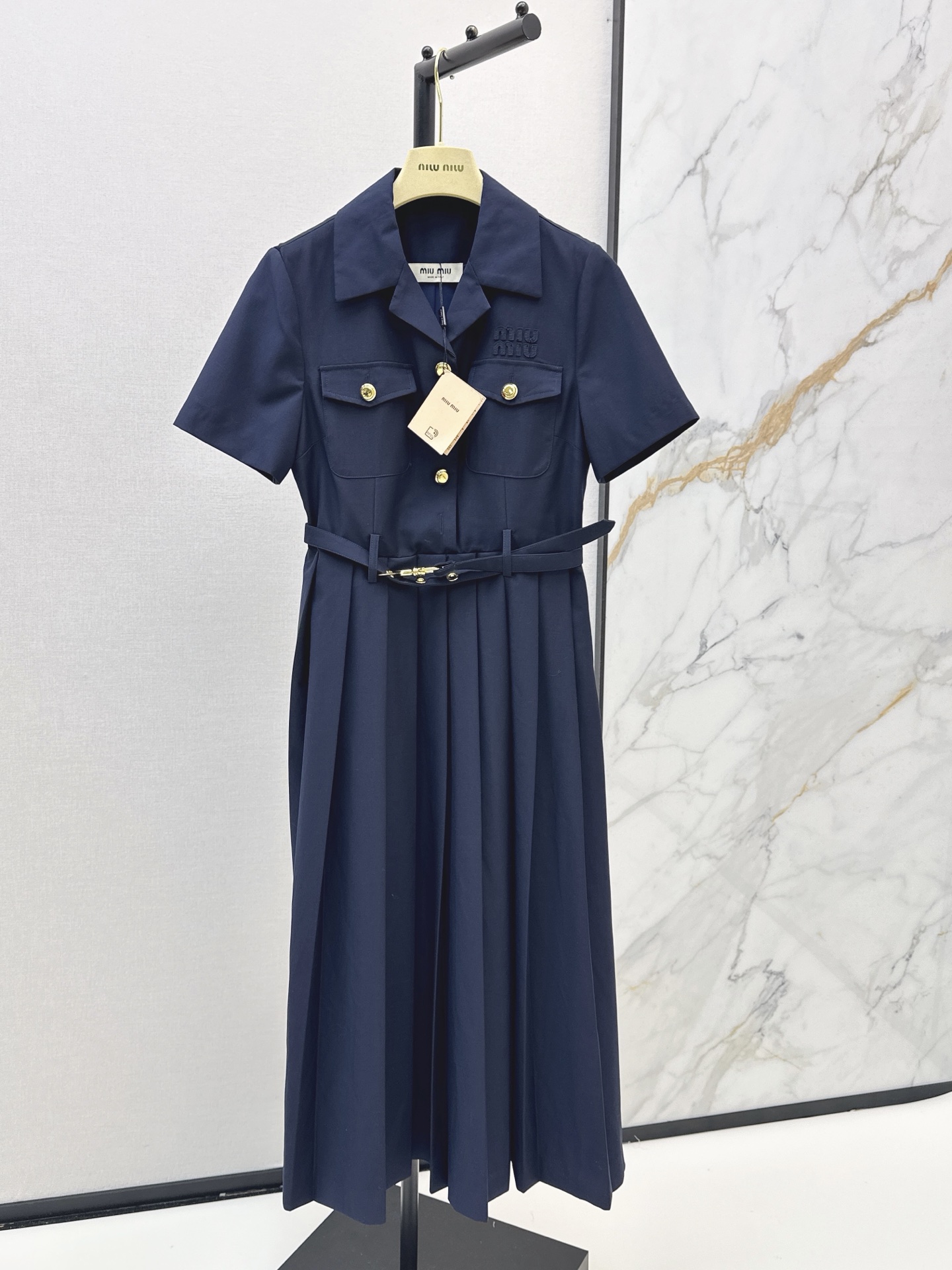 NO:891430,Miu 26Ss————The latest spring and summer long pleated dress with double pocket decoration. Fashionable, low-key and luxurious. The style is versatile and not picky. The original customized technical fabric has a good crisp feel. Two-color sml,,miumiu,skirts,19860909Miu 26Ss————春夏最新款双口袋装饰长款压褶连衣裙 时髦低调气质又奢华高级 版型百搭不挑人 原版定制科技面料 挺括感很好 两色sml,,miumiu,skirts,,Women's clothing