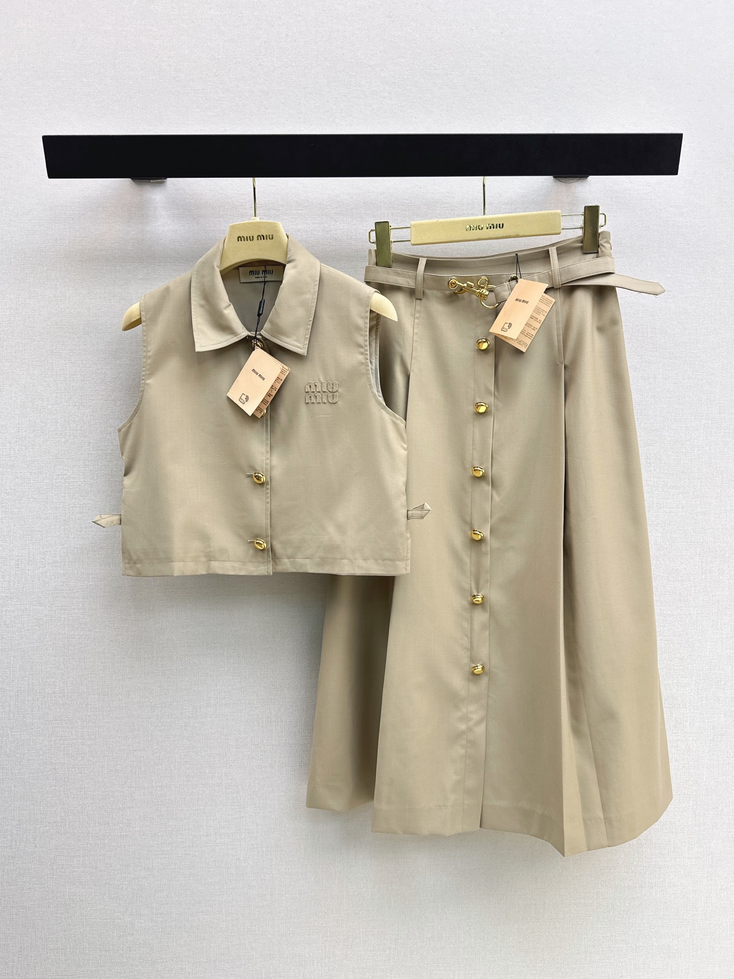 NO:891433,Miu 26Ss————Chun Xia Zhen’s latest age-reducing suit, short lapel vest + belt skirt, cute style, full of small details, exquisite workmanship, age-reducing fashion, good HOLD style, won the hearts of fairies, two colors are separated sml,,miumiu,skirts,19860909Miu 26Ss————春夏珍最新款减龄套装小短款翻领马甲+腰带半裙 可A可乖的风格 满满小细节太加分 做工精致 减龄时尚 好HOLD住造型 深得仙女心 两色分开发 sml,,miumiu,skirts,,Women's clothing