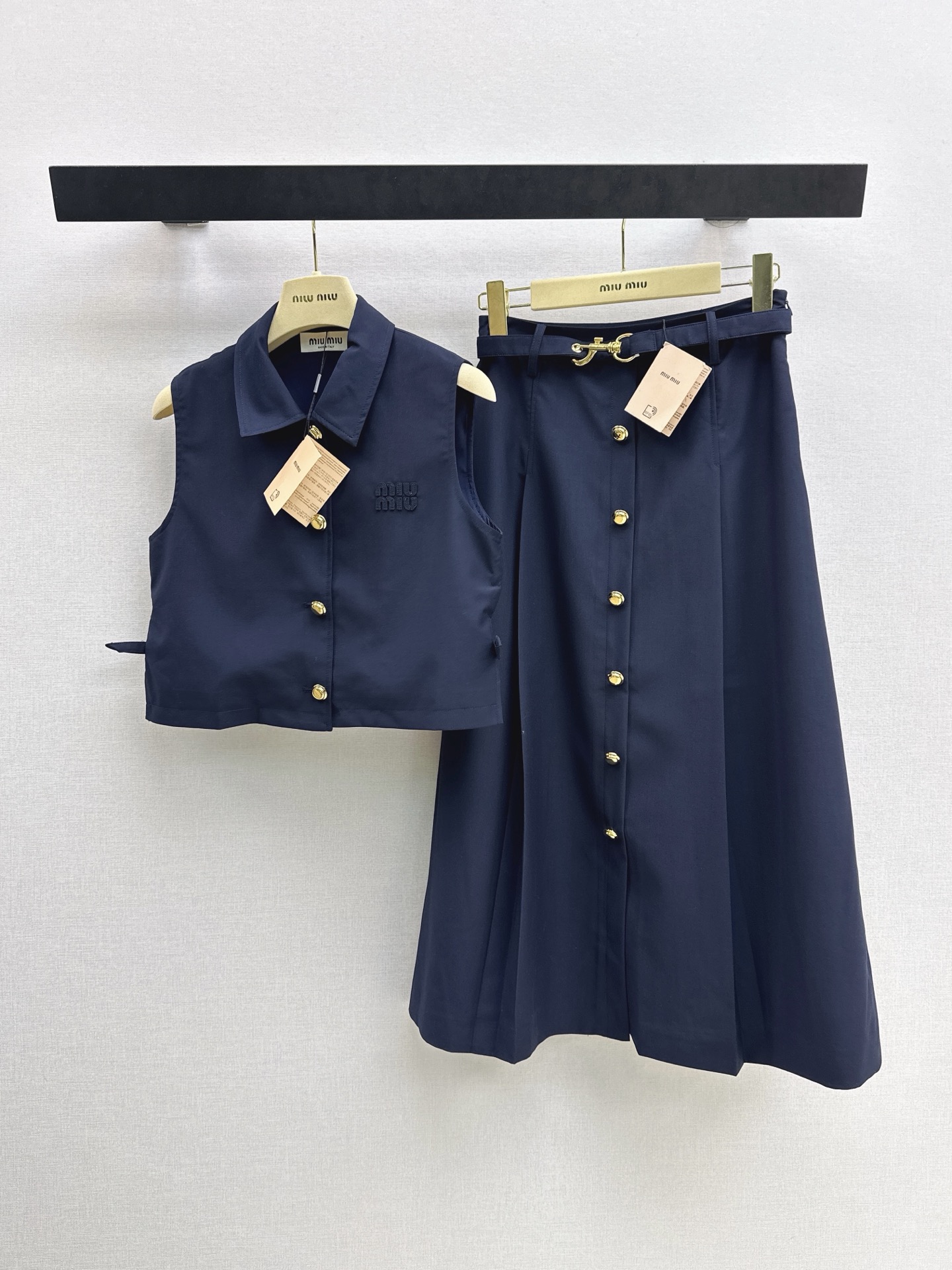 NO:891435,Miu 26Ss————Chun Xia Zhen’s latest age-reducing suit, short lapel vest + belt skirt, cute style, full of small details, exquisite workmanship, age-reducing fashion, good HOLD style, won the hearts of fairies, two colors are separated sml,,miumiu,skirts,19860909Miu 26Ss————春夏珍最新款减龄套装小短款翻领马甲+腰带半裙 可A可乖的风格 满满小细节太加分 做工精致 减龄时尚 好HOLD住造型 深得仙女心 两色分开发 sml,,miumiu,skirts,,Women's clothing