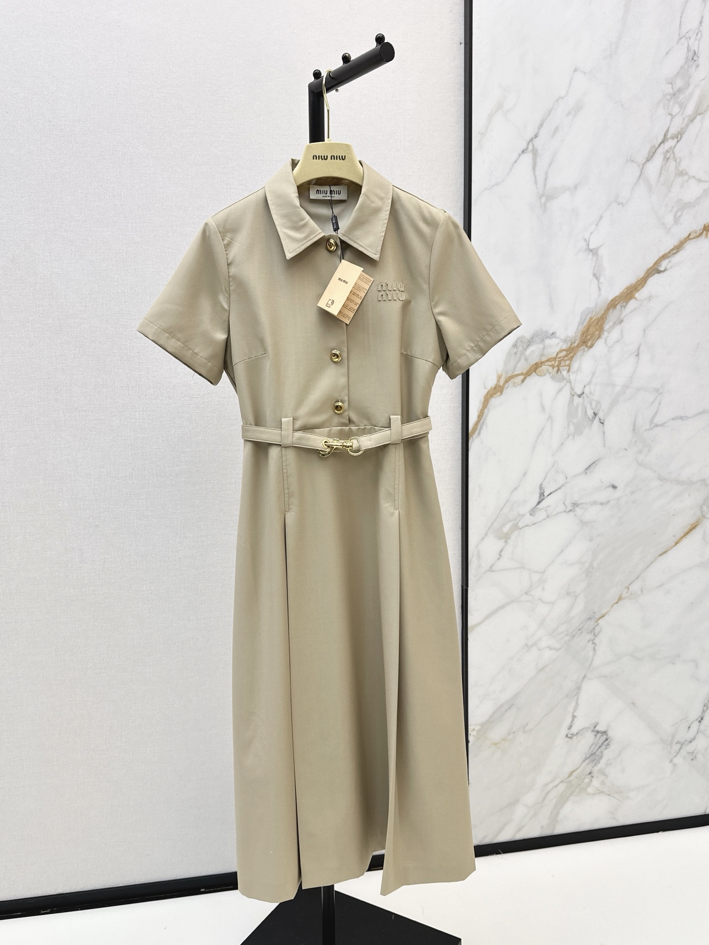 NO:891438,Miu 26Ss - the latest spring and summer lapel long dress. Fashionable, low-key and luxurious. The style is versatile and not picky. The original customized technical fabric has a good crisp feel. Two-color sml,,miumiu,skirts,19860909Miu 26Ss————春夏最新款翻领长款连衣裙 时髦低调气质又奢华高级 版型百搭不挑人 原版定制科技面料 挺括感很好 两色sml,,miumiu,skirts,,Women's clothing