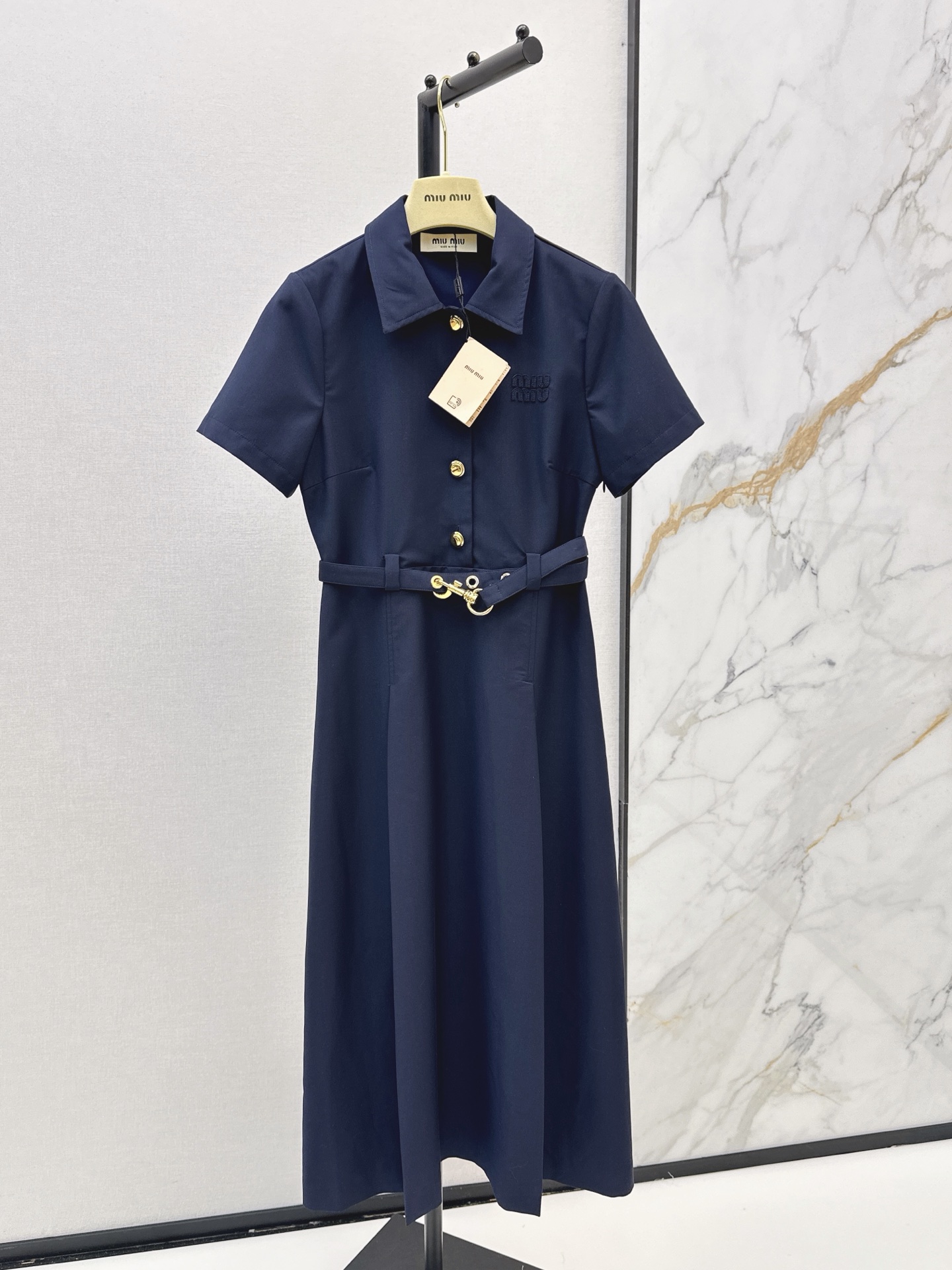 NO:891439,Miu 26Ss - the latest spring and summer lapel long dress. Fashionable, low-key and luxurious. The style is versatile and not picky. The original customized technical fabric has a good crisp feel. Two-color sml,,miumiu,skirts,19860909Miu 26Ss————春夏最新款翻领长款连衣裙 时髦低调气质又奢华高级 版型百搭不挑人 原版定制科技面料 挺括感很好 两色sml,,miumiu,skirts,,Women's clothing
