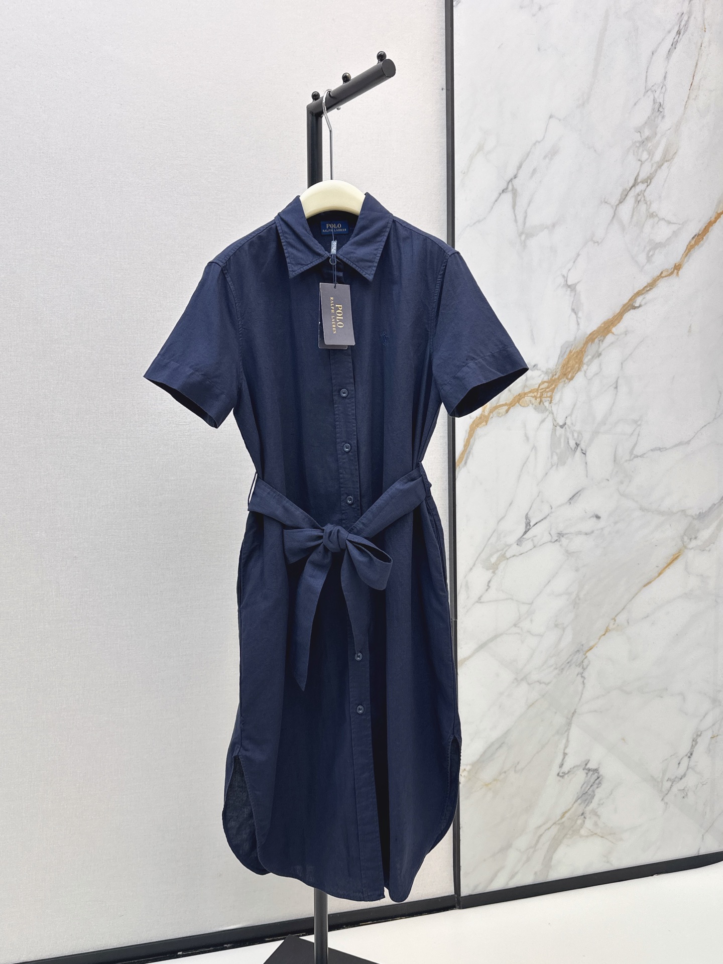NO:891441,RL 26Ss————The latest navy blue shirt dress for spring and summer, perfect for both work and leisure. The classic navy color brings a sense of luxury. Paired with the pony embroidery on the chest. It is low-key and recognizable. The cotton blended fabric is crisp and soft. The upper body is breathable and not sweaty. You don’t need to bother to take care of it for daily wear. It comes with a belt design and can easily tighten the waist. One-color sml, skirts, shirts,19860909RL 26Ss————春夏最新款藏青色衬衫式连衣裙通勤休闲两不误 经典藏青色自带高级感 搭配胸前的小马刺绣 低调又有辨识度 棉混纺面料挺括又柔软 上身透气不闷汗 日常穿完全不用费心打理 自带腰带设计 轻松收出小蛮腰 一色sml,,skirts,shirts,,Women's clothing
