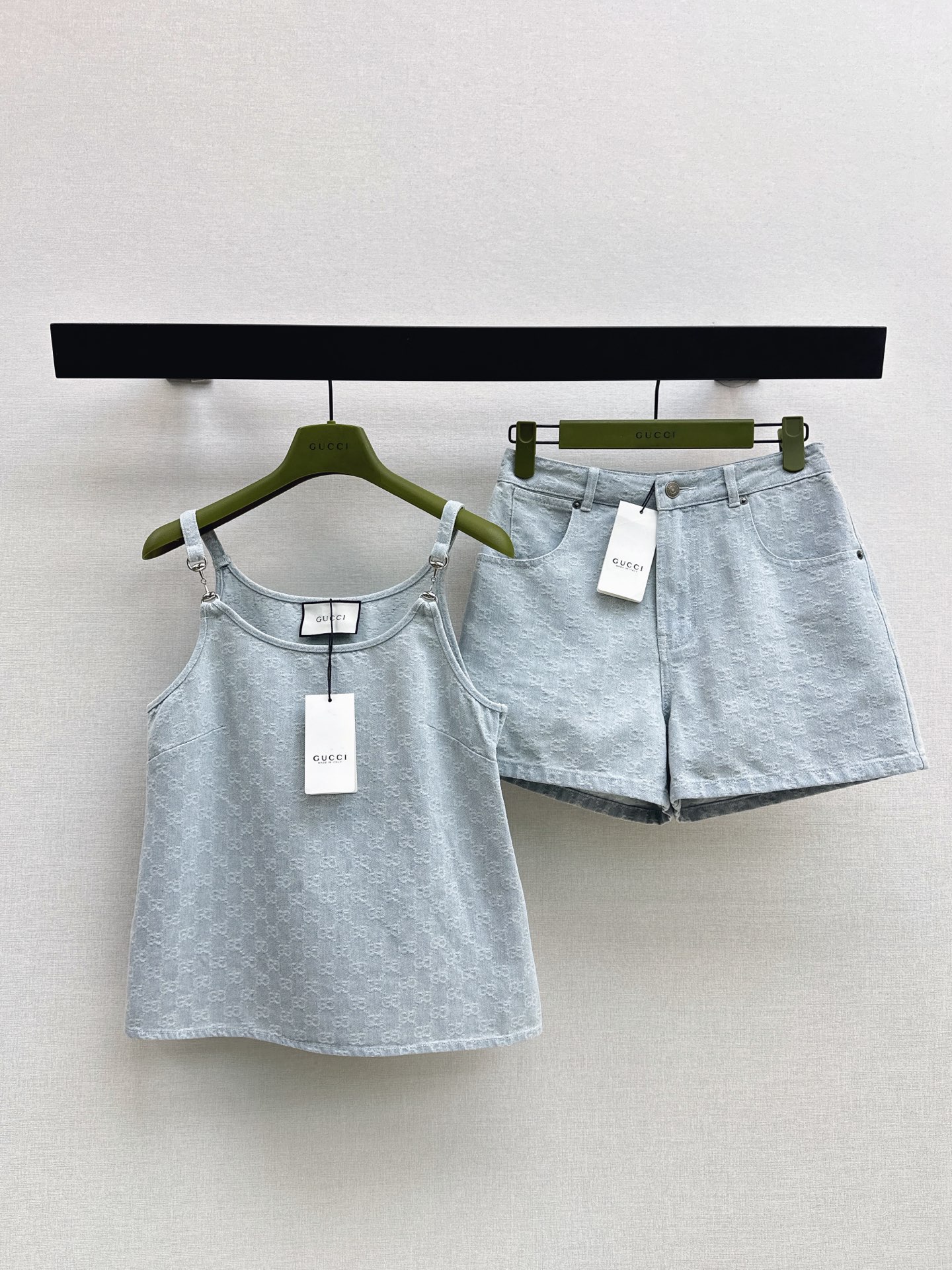 NO:891445,Gu 26Ss————The latest light-colored jacquard denim suspender top for spring and summer. Classic presbyopia. High-end atmosphere. Full of high-end sense of wear. Innovative fabric. Light and soft. Real product is very good. The upper body is fashionable and versatile. One color sml,,19860909Gu 26Ss————春夏最新款浅色提花牛仔吊带上衣 经典老花 高级大气 满满的穿搭高级感 创新面料 轻盈柔软 实物非常赞 上身洋气百搭 一色sml,,,Women's clothing