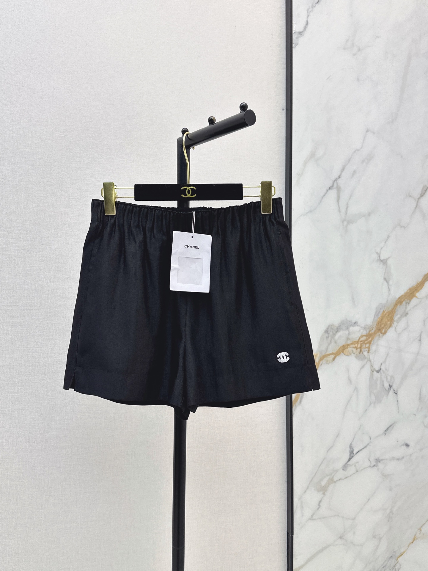 NO:891455,C Home 26Ss————The latest elastic waist shorts for spring and summer. Fabric with soft light feeling. Good drape. Elastic drawstring waist. Unrestricted and not tight side slits. Low-key double C embroidered small logo embellishment. Simple and not exaggerated. Commuting and shopping. Can be worn at home. Pair it with T-shirts and suspenders. Easily create relaxed and noble daily wear. Two-color sml,,chanel,shorts,tees,t-shirt,19860909C家 26Ss————春夏最新款松紧腰短裤 自带柔光感的面料 垂坠感好 松紧抽绳腰头 无束缚不勒肉侧边小开衩剪裁 低调双C刺绣小标点缀 简约 不浮夸 通勤 逛街 居家都能穿 随心搭配T恤 吊带 轻松打造松弛显贵日常穿搭 两色sml,,chanel,shorts,tees，t-shirt,,Women's clothing