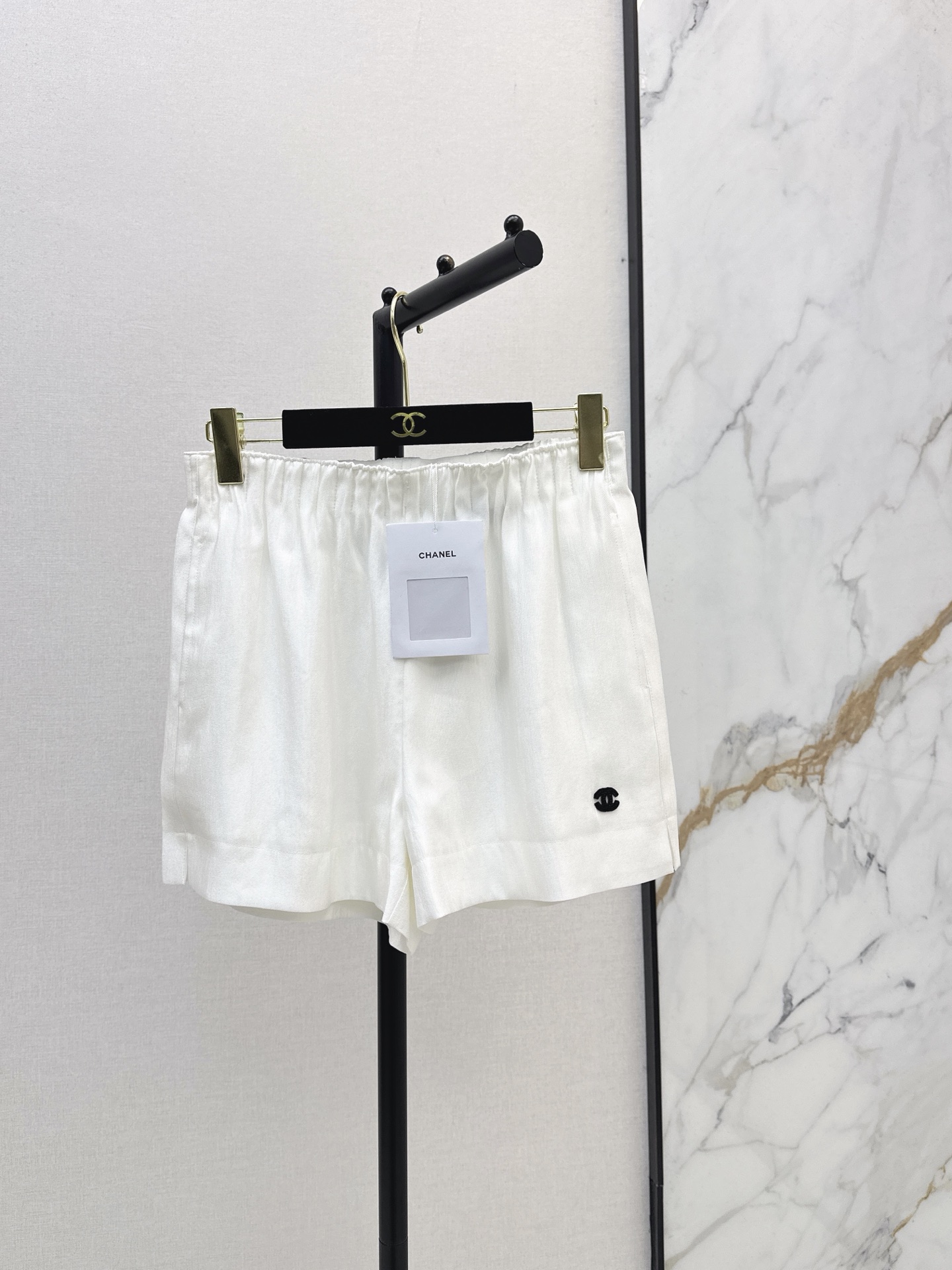 NO:891457,C Home 26Ss————The latest elastic waist shorts for spring and summer. Fabric with soft light feeling. Good drape. Elastic drawstring waist. Unrestricted and not tight side slits. Low-key double C embroidered small logo embellishment. Simple and not exaggerated. Commuting and shopping. Can be worn at home. Pair it with T-shirts and suspenders. Easily create relaxed and noble daily wear. Two-color sml,,chanel,shorts,tees,t-shirt,19860909C家 26Ss————春夏最新款松紧腰短裤 自带柔光感的面料 垂坠感好 松紧抽绳腰头 无束缚不勒肉侧边小开衩剪裁 低调双C刺绣小标点缀 简约 不浮夸 通勤 逛街 居家都能穿 随心搭配T恤 吊带 轻松打造松弛显贵日常穿搭 两色sml,,chanel,shorts,tees，t-shirt,,Women's clothing