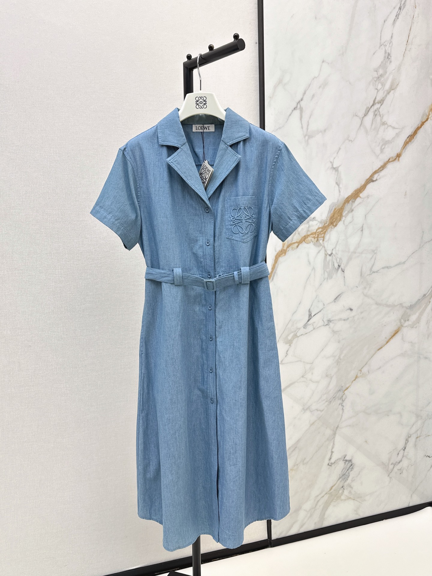 NO:891459,Loe 26Ss————The latest spring and summer denim blue long dress, soft and thin fabric, breathable and not stuffy, suit collar + waist strap, slim and elegant, full of French commuting style, embroidered pockets on the chest with super details, moderate length of skirt, can be worn for commuting and leisure, with a sense of luxury, paired with sandals or white shoes, easy to get a refreshing summer look, one color sml,,loewe,sandals,skirts,business suit,19860909Loe 26Ss————春夏最新款牛仔蓝长款连衣裙柔软薄款面料透气不闷 西装领+收腰绑带 显瘦又优雅 法式通勤风满满 胸前刺绣口袋超有细节感 裙长适中 通勤休闲都能穿 自带高级感 搭配凉鞋或小白鞋 轻松get夏日清爽look 一色sml,,loewe,sandals,skirts,business suit,,Women's clothing