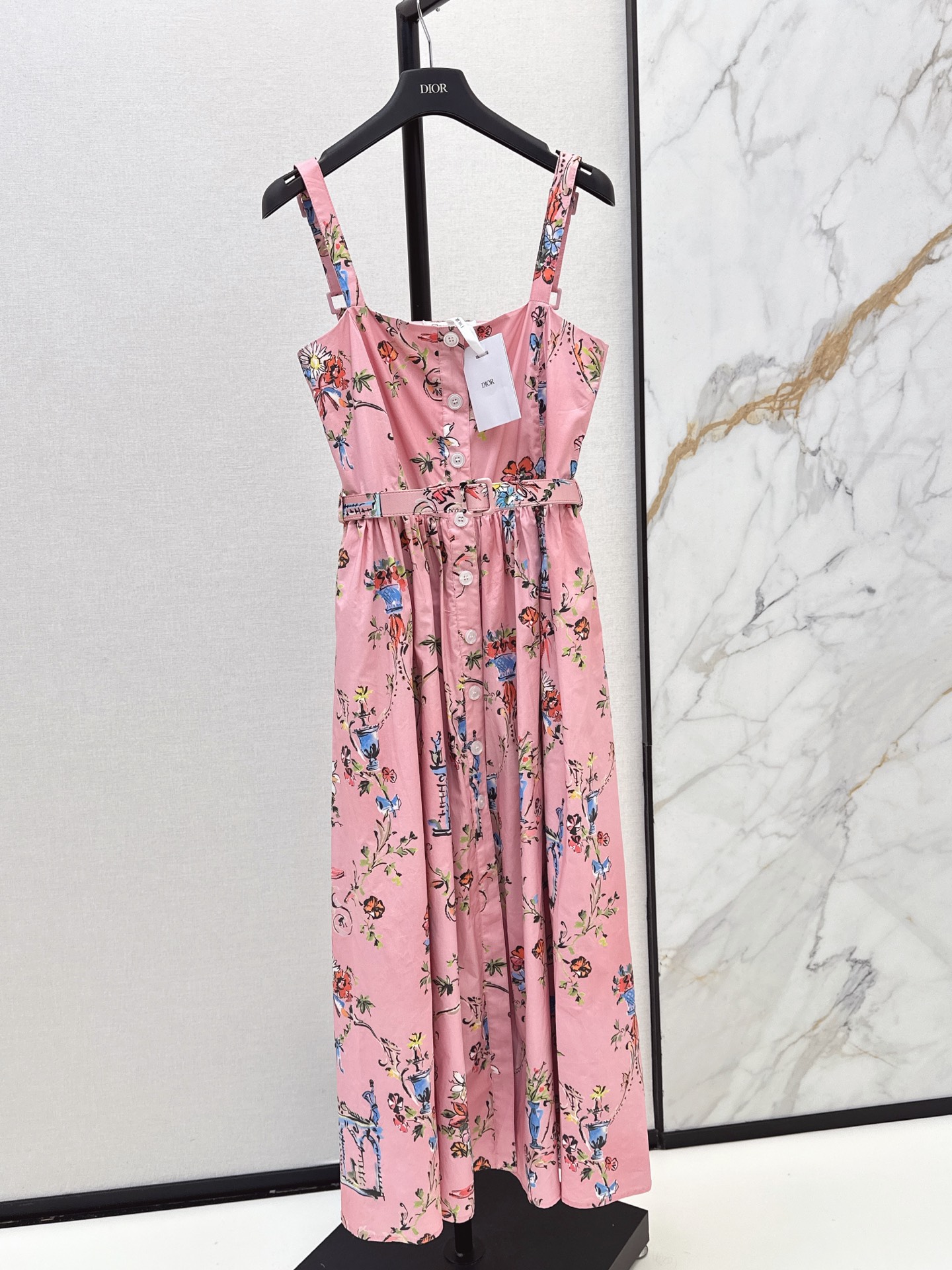 NO:891461,CD 26Ss - the latest pink printed suspender dress for spring and summer. Made of cotton fabric. Light and breathable. Square neck + wide shoulder strap design. Modified shoulder line. Belt can be adjusted freely. Large A-line skirt. Slimming and covering the hips. Pear-shaped body friendly. Floral pattern full of atmosphere. Can be worn for daily, dating and vacation. Pair with white shoes or canvas bag. Easily get a younger look. One color smlxl,,skirts,19860909CD 26Ss———春夏最新款粉色印花吊带连衣裙 采用棉质面料 轻盈透气 方领+宽肩带设计 修饰肩线 腰带可自由调节 A字大裙摆 显瘦又遮胯 梨形身材友好 花卉图案氛围感拉满 日常 约会 度假都能穿 搭配小白鞋或帆布包 轻松get减龄感 一色smlxl,,skirts,,Women's clothing