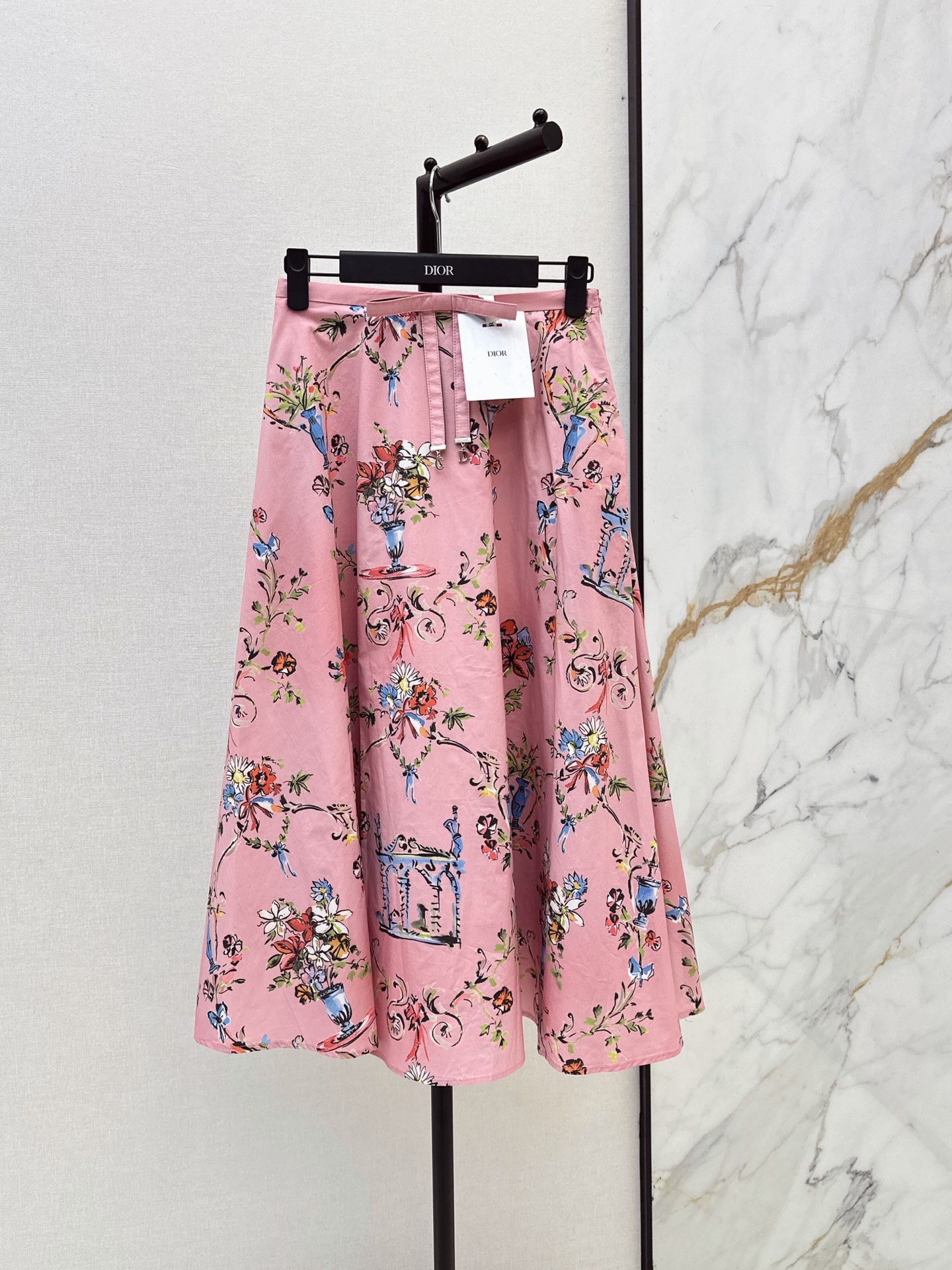 NO:891491,CD 26Ss - the latest pink printed skirt for spring and summer. It is made of cotton fabric. It has good drape and is very comfortable to wear in summer. Flower vase pattern. Waist bow embellishment. Full atmosphere. High-waisted A-line version. It can slim down and modify the leg shape. It is suitable for daily commuting, dating and afternoon tea. Paired with knitted tops or simple T-shirts, it is easy to get a gentle retro style. One color smlxl, skirts, tees, t-shirt,19860909CD 26Ss———春夏最新款粉色印花半裙 采用棉质面料 垂感好夏天穿超舒服 花卉 花瓶图案 腰头蝴蝶结点缀 氛围感拉满 高腰A字版型 显瘦又修饰腿型都能轻松驾驭 日常通勤 约会 下午茶都很适合 搭配针织上衣或简约T恤 轻松get温柔复古风 一色smlxl,,skirts,tees，t-shirt,,Women's clothing