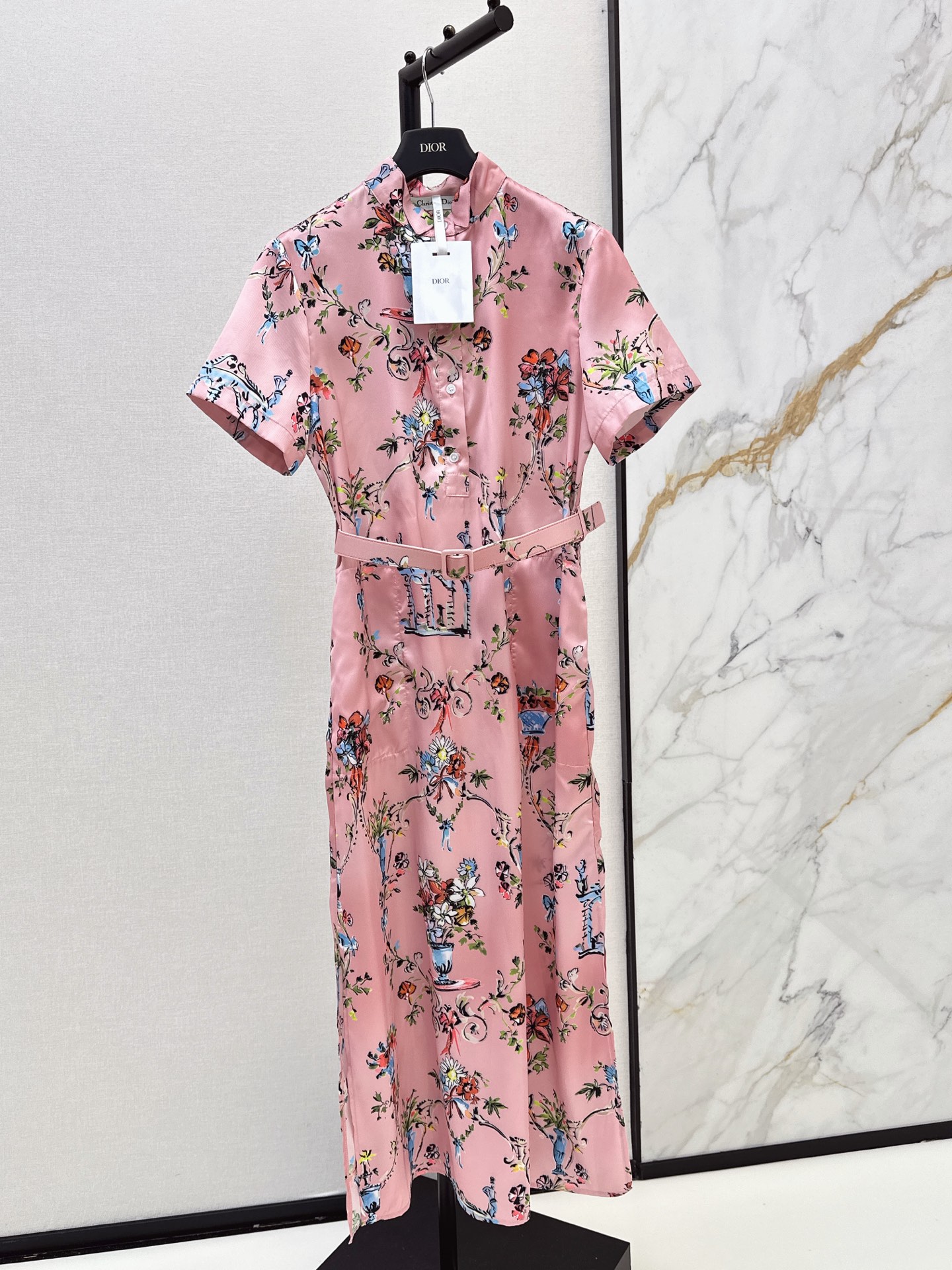 NO:891492,CD 26Ss——The latest pink printed long dress in spring and summer. The fabric is light and breathable. Stand-up collar and half-cardigan shirt style. Short sleeves to modify the arms. Freely adjustable waistband. Cheongsam-style slits on the sides of the hem. Unrestricted. Full of details. Smooth drape with soft light texture. Breathable and shiny. Comfortable to wear. It has both temperament and practicality. Suitable for commuting, dating and traveling. One color smlxl,,skirts,shirts,T-shirt,19860909CD 26Ss———春夏最新款粉色印花长款连衣裙面料轻薄透气 立领半开襟衬衫版型 短袖修饰手臂 腰带自由调节 下摆侧边旗袍式开叉 不束缚 细节感满满 顺滑垂坠自带柔光质感 透气有光泽 穿着舒适 气质与实用性兼具 通勤 约会 出游都适配 一色smlxl,,skirts,shirts,T-shirt,,Women's clothing