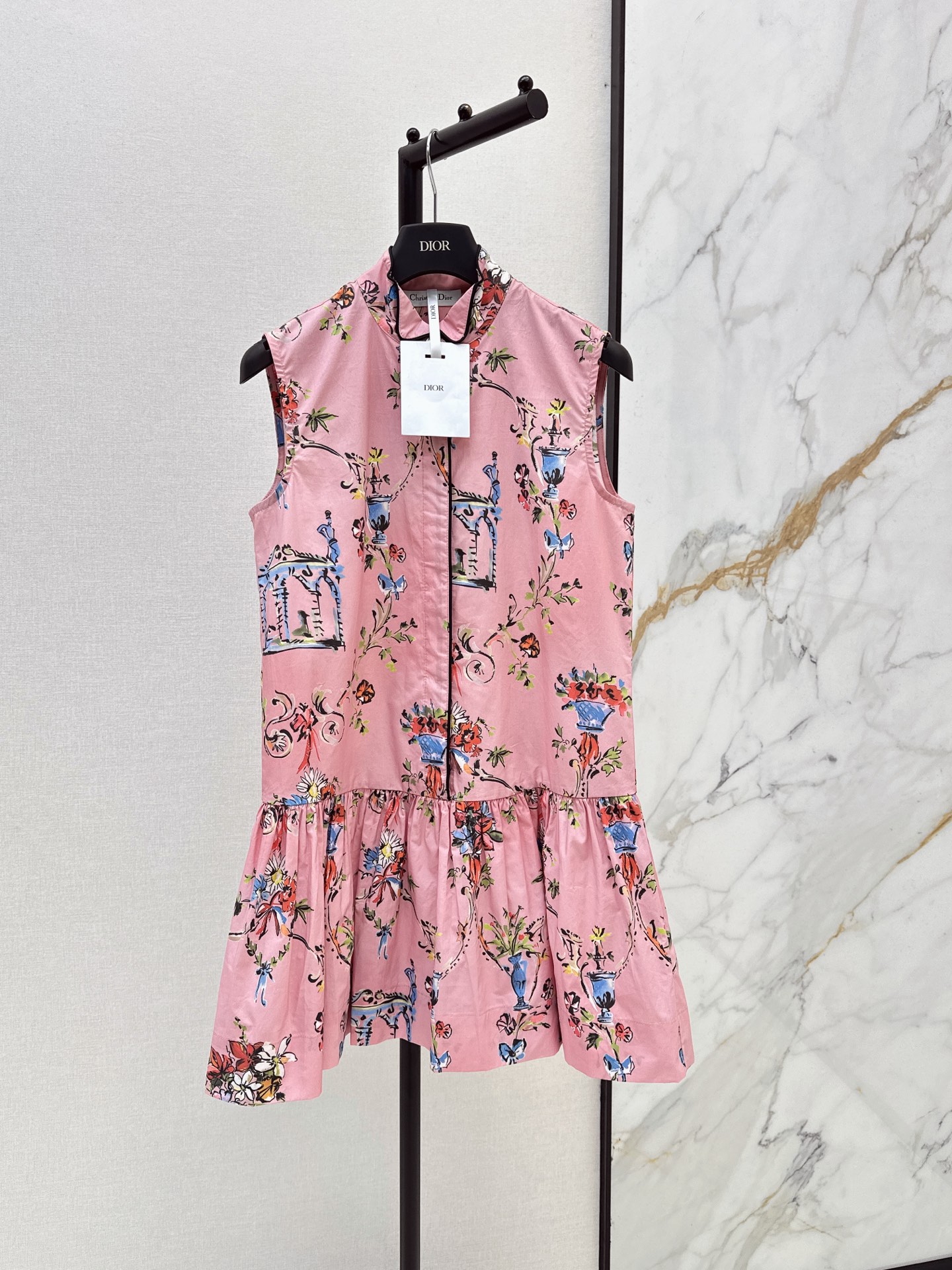 NO:891443,CD 26Ss————The latest pink printed dress for spring and summer. Made of cotton fabric. Super breathable for summer. Sleeveless stand-up collar cut. Sharp shoulders and neck lines. Pleated ruffles at the hem to reduce age. Single-breasted, simple and exquisite. Loose straight version to hide the flesh and make you slim. Not picky about your figure. Daily commuting, weekend gatherings, and photo taking. One color smlxl,,skirts,19860909CD 26Ss————春夏最新款粉色印花连衣裙 采用棉质面料 夏天穿超透气 无袖立领剪裁 利落显肩颈线条 下摆褶皱荷叶边灵动减龄 单排扣简约精致 宽松直筒版型藏肉显瘦 不挑身材 日常通勤 周末聚会 拍照都很出片 一色smlxl,,skirts,,Women's clothing