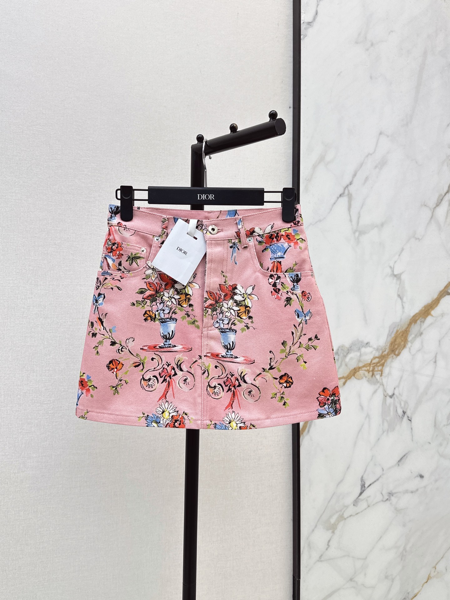 NO:891446,CD 26Ss————The latest pink printed denim skirt for spring and summer is made of denim cotton fabric. It is stiff but not soft. The high waist design modifies the waistline. The A-line version covers the crotch and makes you look slimmer. The metal buttons have exquisite details. It can be easily controlled for daily commuting and leisure outings. It goes well with shirts or knitted tops. Pearl jewelry or light-colored shoes are full of sophistication. One color smlxl,,skirts,shirts,19860909CD 26Ss————春夏最新款粉色印花牛仔半裙采用牛仔棉面料 挺括不软塌 高腰设计修饰腰线 A字版型遮胯显瘦 金属纽扣细节精致 日常通勤 休闲出游都能轻松驾驭 搭配衬衫或针织上衣都很出彩 珍珠饰品或浅色鞋履 精致感满满 一色smlxl,,skirts,shirts,,Women's clothing