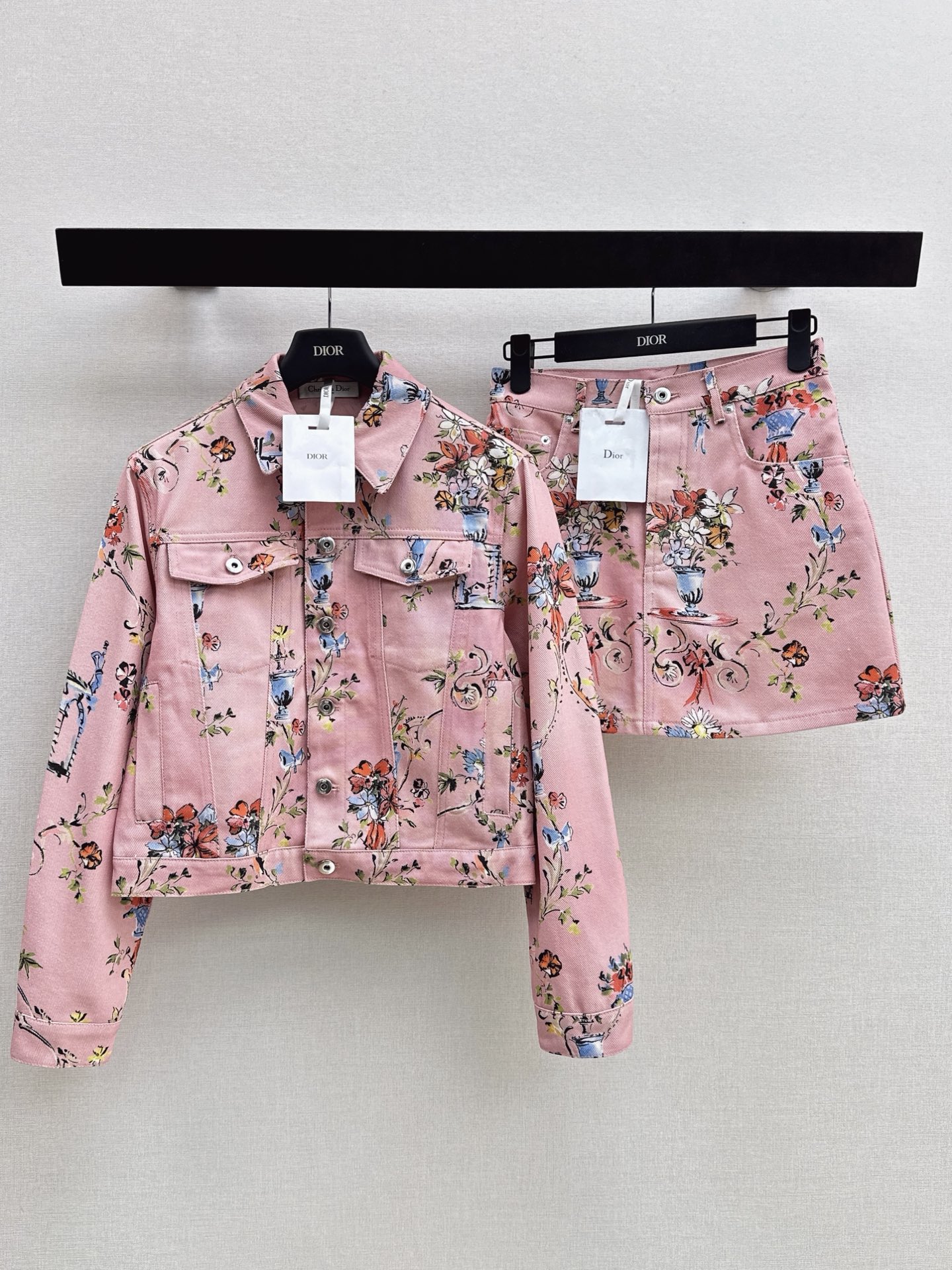 NO:891450,CD 26Ss————The latest pink printed denim jacket for spring and summer. It is made of denim and cotton fabric. It is crisp and not soft. The short lapel design raises the waistline. Double breast pockets. Metal breast buttons. Practical and detailed. Pair it with high-waisted pants or skirts to easily create a sweet casual style. It can be easily managed for daily outings, parties, and photos. Fashionable and versatile. One color smlxl,,skirts,jackets & coats,19860909CD 26Ss————春夏最新款粉色印花牛仔外套 采用牛仔棉面料 挺括不软塌 短款翻领设计拉高腰线 双胸口袋 金属排扣 实用又细节 搭配高腰裤或裙装 轻松打造甜美休闲风 日常出街 聚会 拍照都能轻松驾驭 时尚又百搭 一色smlxl,,skirts,jackets & coats,,Women's clothing