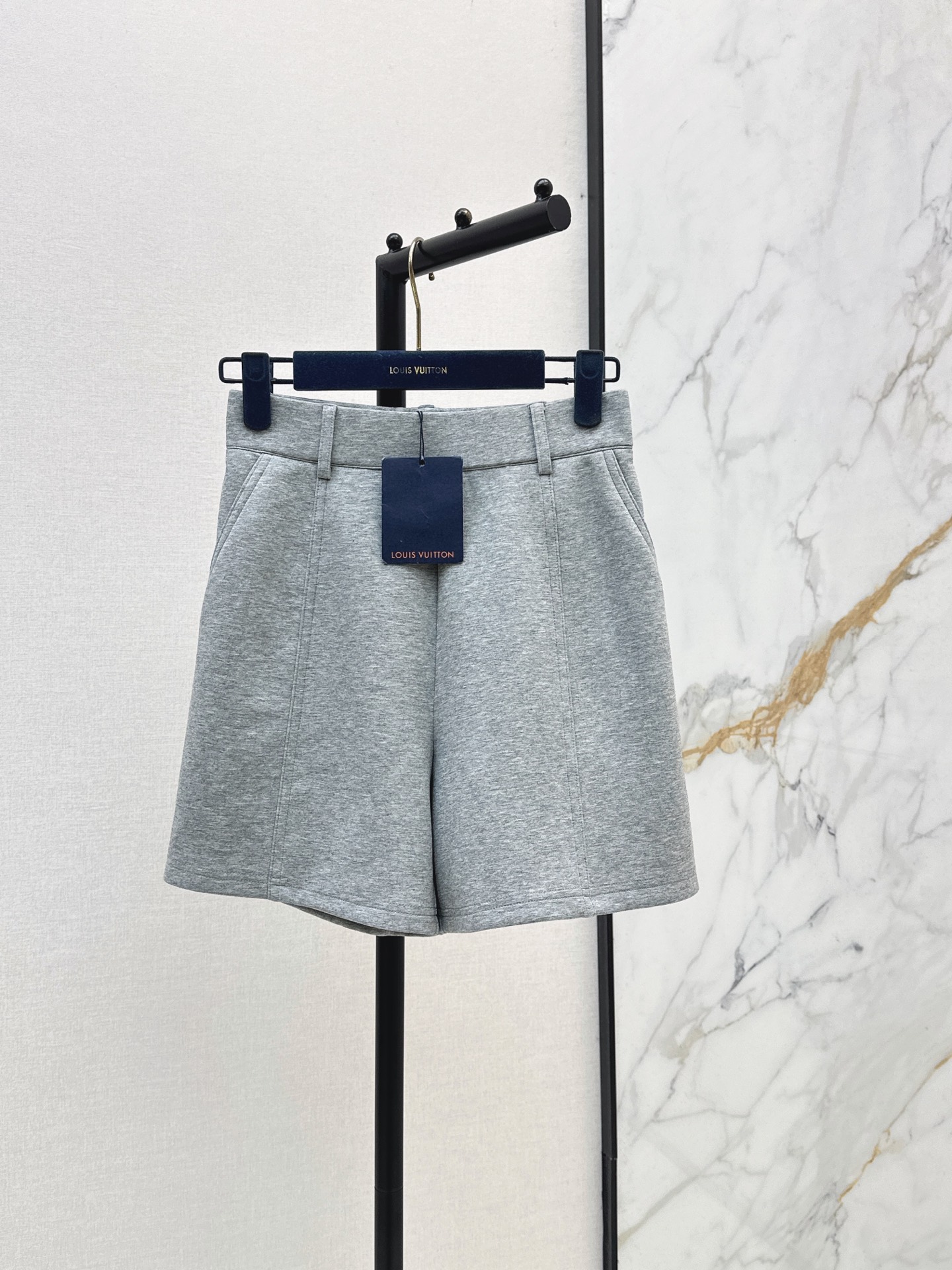 NO:891454,Ljia 26Ss————The latest high-end gray high-waisted shorts for spring and summer. High-end atmosphere. Full of high-end sense of wear. Customized fabric. Light and soft. Real product is very good. The upper body is fashionable and versatile. One color sml, louis vuitton, shorts,19860909L家 26Ss————春夏最新款高级灰色系高腰短裤 高级大气 满满的穿搭高级感 定制面料 轻盈柔软 实物非常赞 上身洋气百搭 一色sml,,louis vuitton,shorts,,Women's clothing