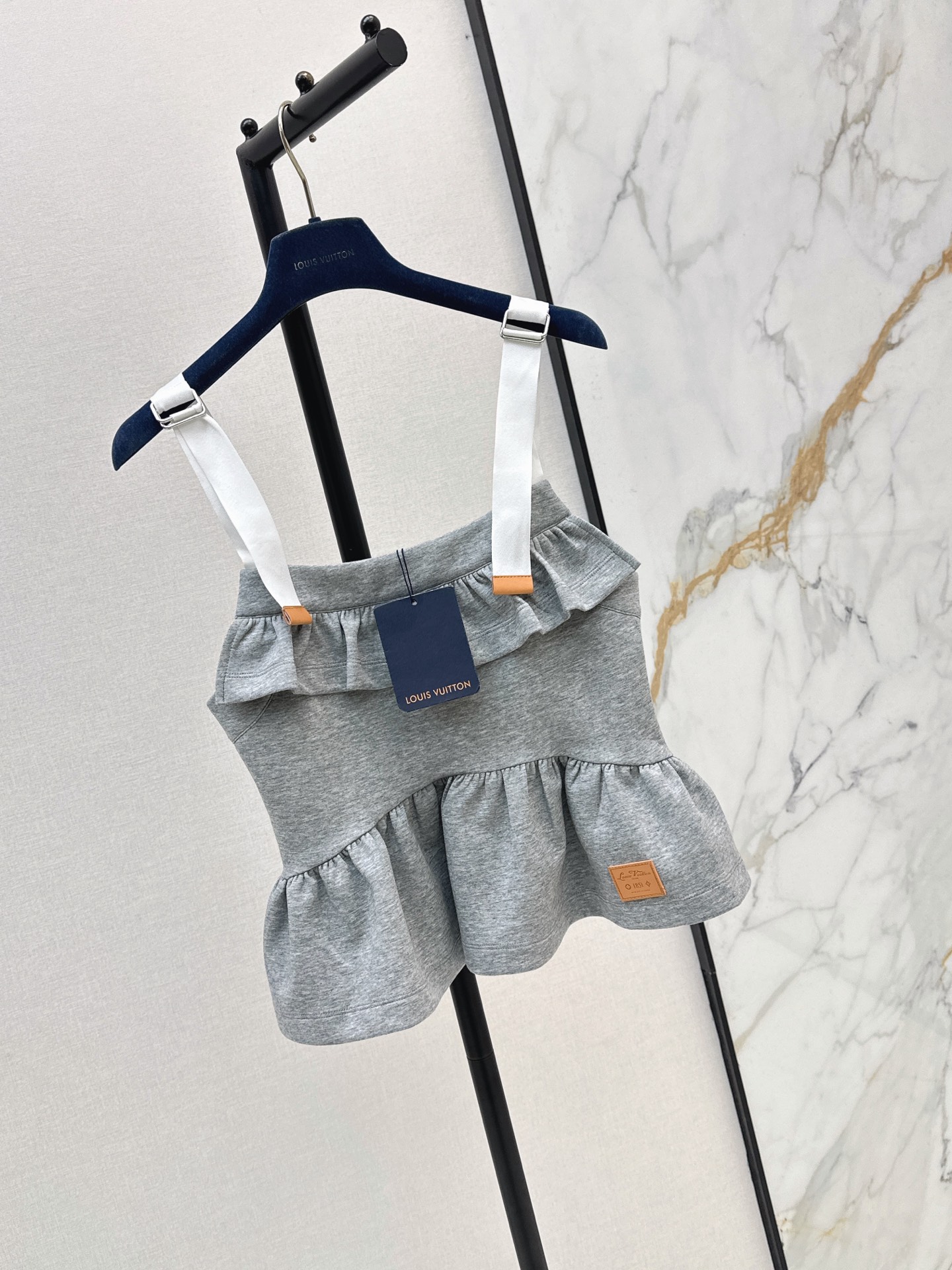 NO:891458,L Family 26Ss————The latest high-end gray ruffled suspender top for spring and summer. It is high-end and elegant. It is full of high-end sense of wear. Customized fabric. It is light and soft. The real thing is very good. The upper body is fashionable and versatile. One color sml,, louis vuitton,19860909L家 26Ss————春夏最新款高级灰色系荷叶边吊带上衣 高级大气 满满的穿搭高级感 定制面料 轻盈柔软 实物非常赞 上身洋气百搭 一色sml,,louis vuitton,,Women's clothing