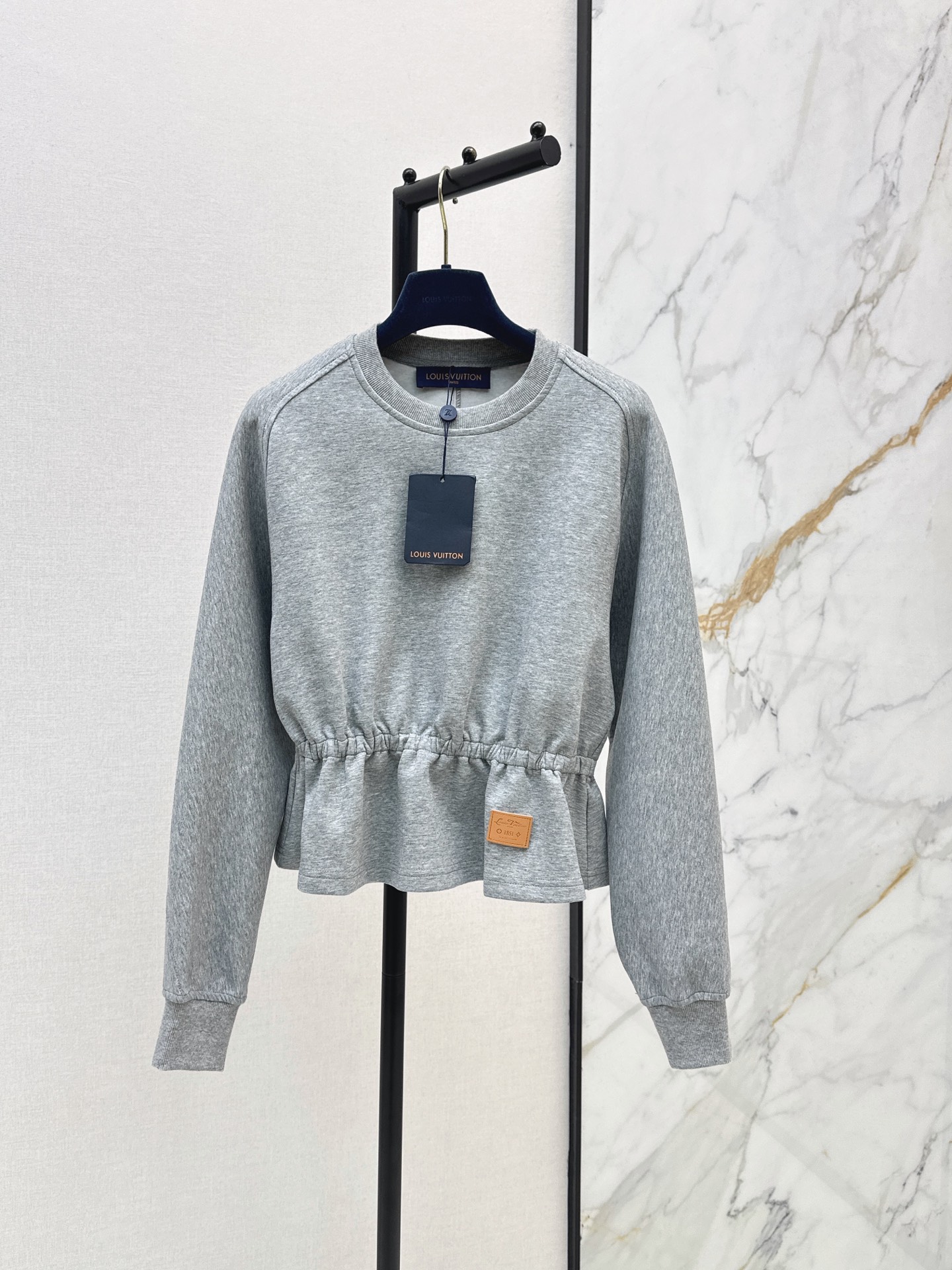 NO:891460,L Family 26Ss————The latest spring and summer high-end gray round-neck waisted round-neck sweatshirt, high-end atmosphere, full of high-end sense of wear, custom-made fabrics, light and soft, very good in kind, the upper body is fashionable and versatile, one color sml,, Louis Vuitton, hoodie, sweatshirts,19860909L家 26Ss————春夏最新款高级灰色系圆领收腰圆领卫衣 高级大气 满满的穿搭高级感 定制面料 轻盈柔软 实物非常赞 上身洋气百搭 一色sml,,louis vuitton,hoodie,sweatshirts,,Women's clothing
