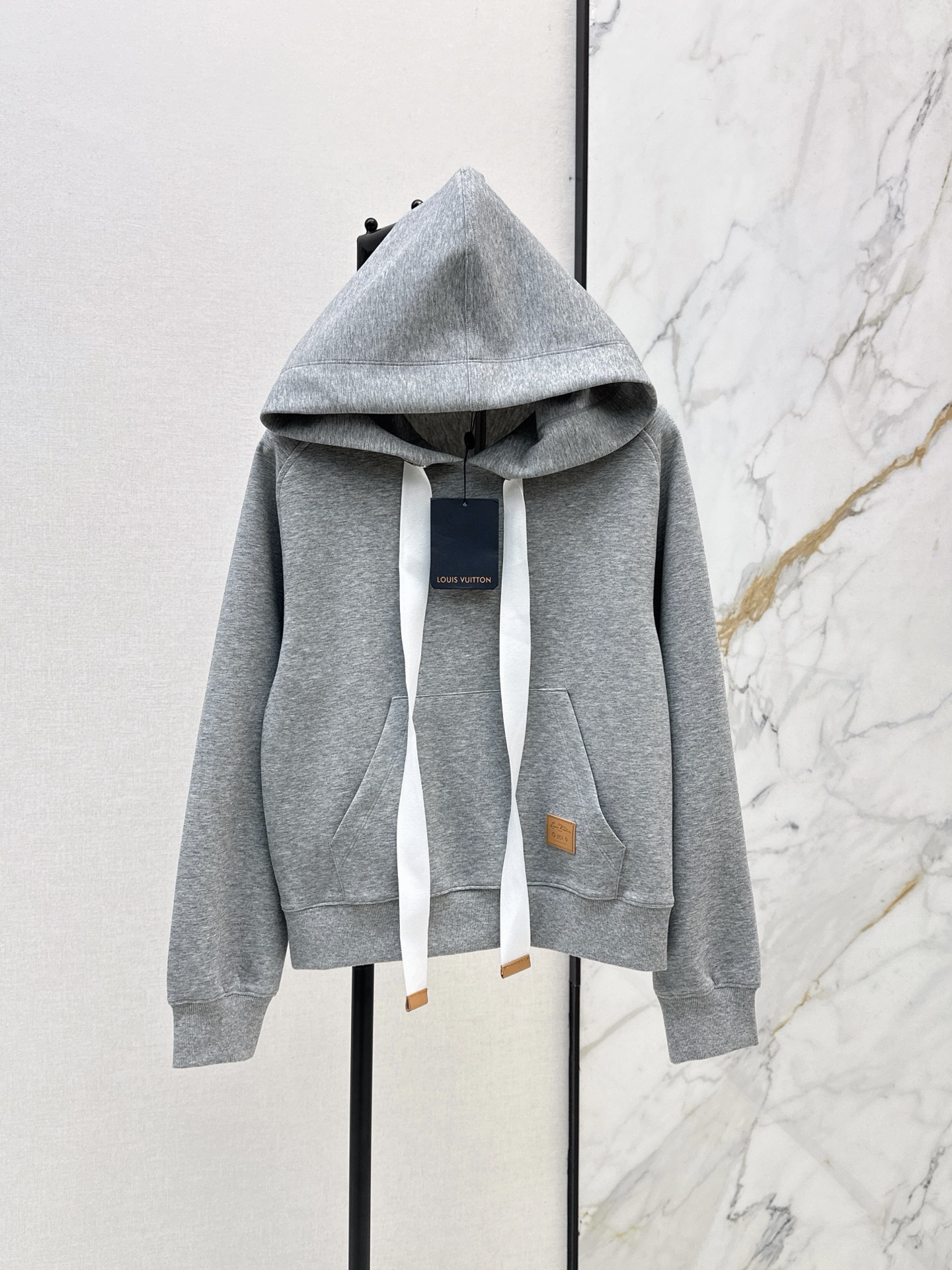 NO:891463,Ljia 26Ss————The latest high-end gray hooded casual sweatshirt for spring and summer. It has a high-end atmosphere and a full sense of luxury. Customized fabric. It is light and soft. The real thing is very good. The upper body is fashionable and versatile. One color sml, Louis Vuitton, hoodie, sweatshirts, hats,19860909L家 26Ss————春夏最新款高级灰色系连帽休闲卫衣 高级大气 满满的穿搭高级感 定制面料 轻盈柔软 实物非常赞 上身洋气百搭 一色sml,,louis vuitton,hoodie,sweatshirts,hats,,Women's clothing