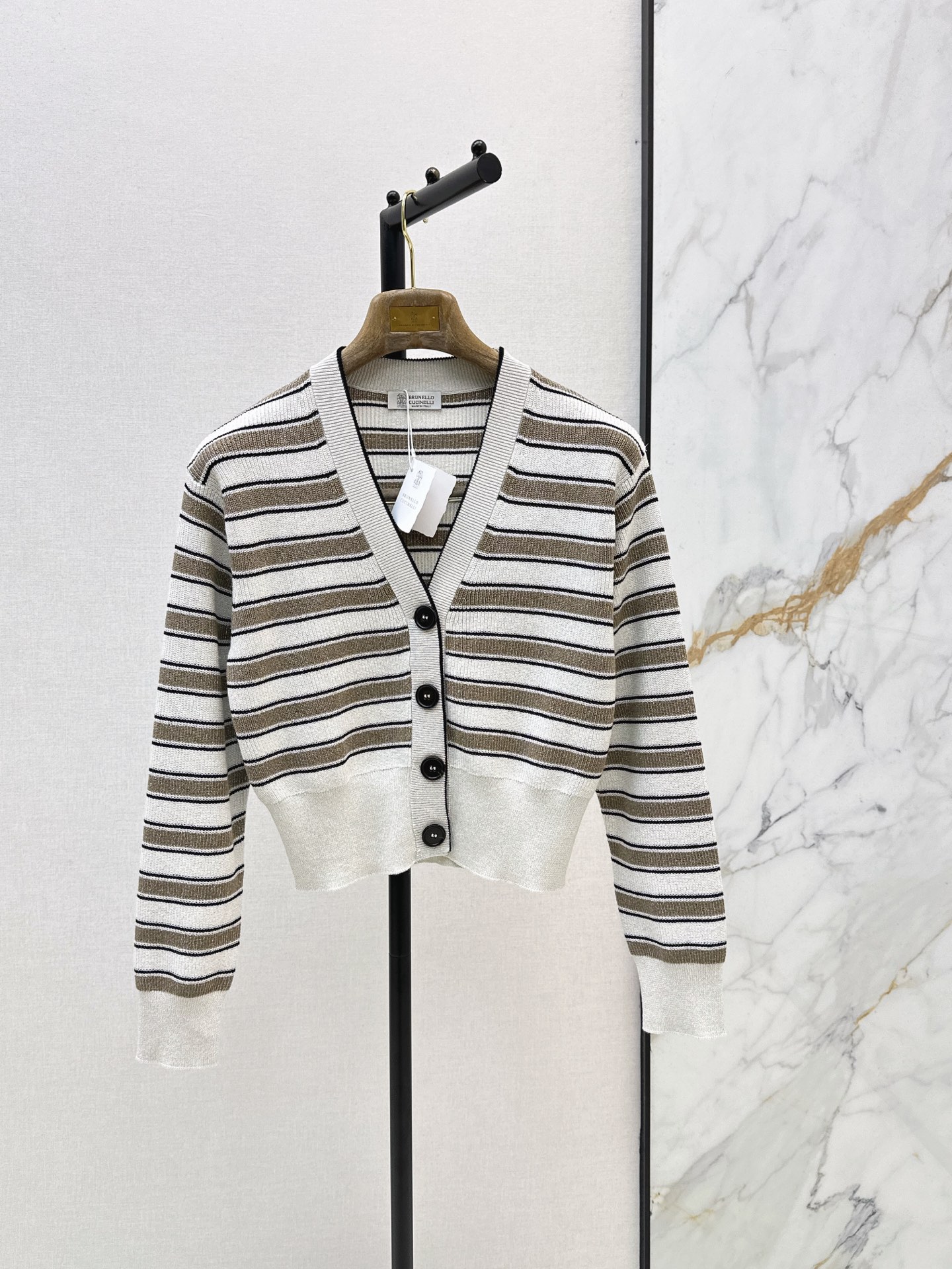 NO:891467,Bc 26Ss————The latest striped V-neck cardigan for spring and summer is made of high-quality knitted fabric. It is soft and comfortable and suitable for close-fitting wear. It is designed with off-white brown and black stripes. It is simple and textured. The V-neck tailoring adds an elegant atmosphere. It can be worn alone or layered to create a lazy or formal style. It is versatile for daily or vacation. One color ready for sale sml,,19860909Bc 26Ss————春夏最新款条纹V领开衫采用高品质针织面料 柔软舒适 适合贴身穿着 米白棕色和黑色条纹设计 简约又有质感 V领剪裁增添优雅气息 无论单穿还是内搭 都能轻松打造慵懒或正式风格 日常或度假都很百搭哦 一色现货发售sml,,,Women's clothing
