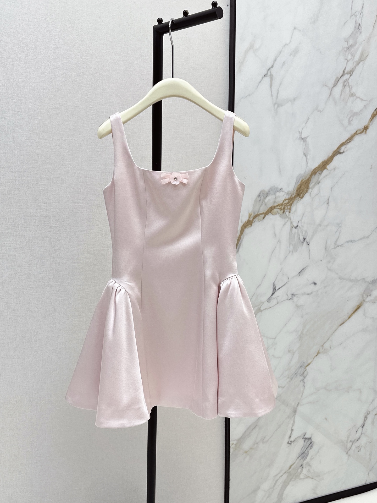 NO:891451,Fashionable niche design 26Ss - the latest light pink satin suspender dress for spring and summer. Soft satin, smooth and textured. Wide suspender straps. Generous square collar without overhanging shoulders. Diamond-embellished small flower bow on the chest. Exquisite finishing touch. Waist pleats. Large hem. Proportion. Gentle, white and tender pink. Dating afternoon tea atmosphere ceiling. One color sml,,skirts,19860909时髦小众设计 26Ss———春夏最新款浅粉缎面吊带裙连衣裙 柔光缎面顺滑有质感宽吊带大方领不挑肩型 胸口钻饰小花蝴蝶结精致点睛腰褶大伞摆巨显比例温柔显白嫩粉色 约会下午茶氛围感天花板 一色sml,,skirts,,Women's clothing
