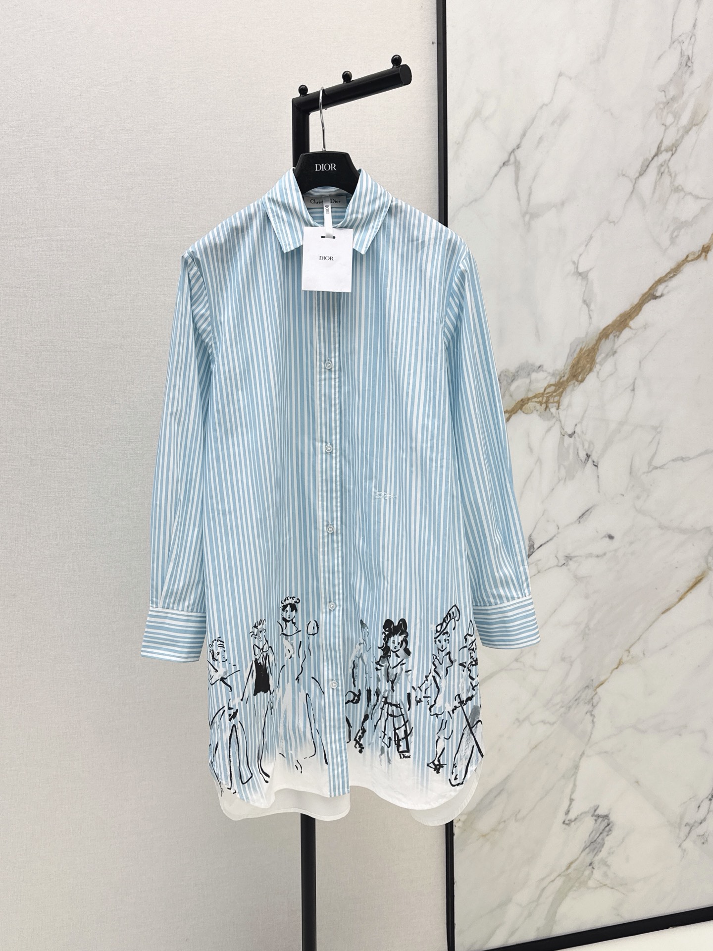 NO:891821,CD 26Ss————The latest spring and summer striped print shirt dress with blue and white vertical stripes + hand-painted character embroidery. Full of artistic sense. High-quality cotton fabric. Soft and comfortable. Loose cut. Can be easily worn on daily or light formal occasions. Can be worn alone or layered. Pair with simple accessories or shoes of the same color. Elegant and individual. Easily get a high-end look. One color smlxl,,skirts,shirts,19860909CD 26Ss————春夏最新款条纹印花衬衫连衣裙蓝白竖条纹+手绘人物刺绣 艺术感满满 高品质棉质面料 柔软舒适 宽松剪裁 日常或轻正式场合都能轻松驾驭 可单穿可叠穿 搭配简约配饰或同色系鞋履 优雅又有个性 轻松get高级感造型 一色smlxl,,skirts,shirts,,Women's clothing