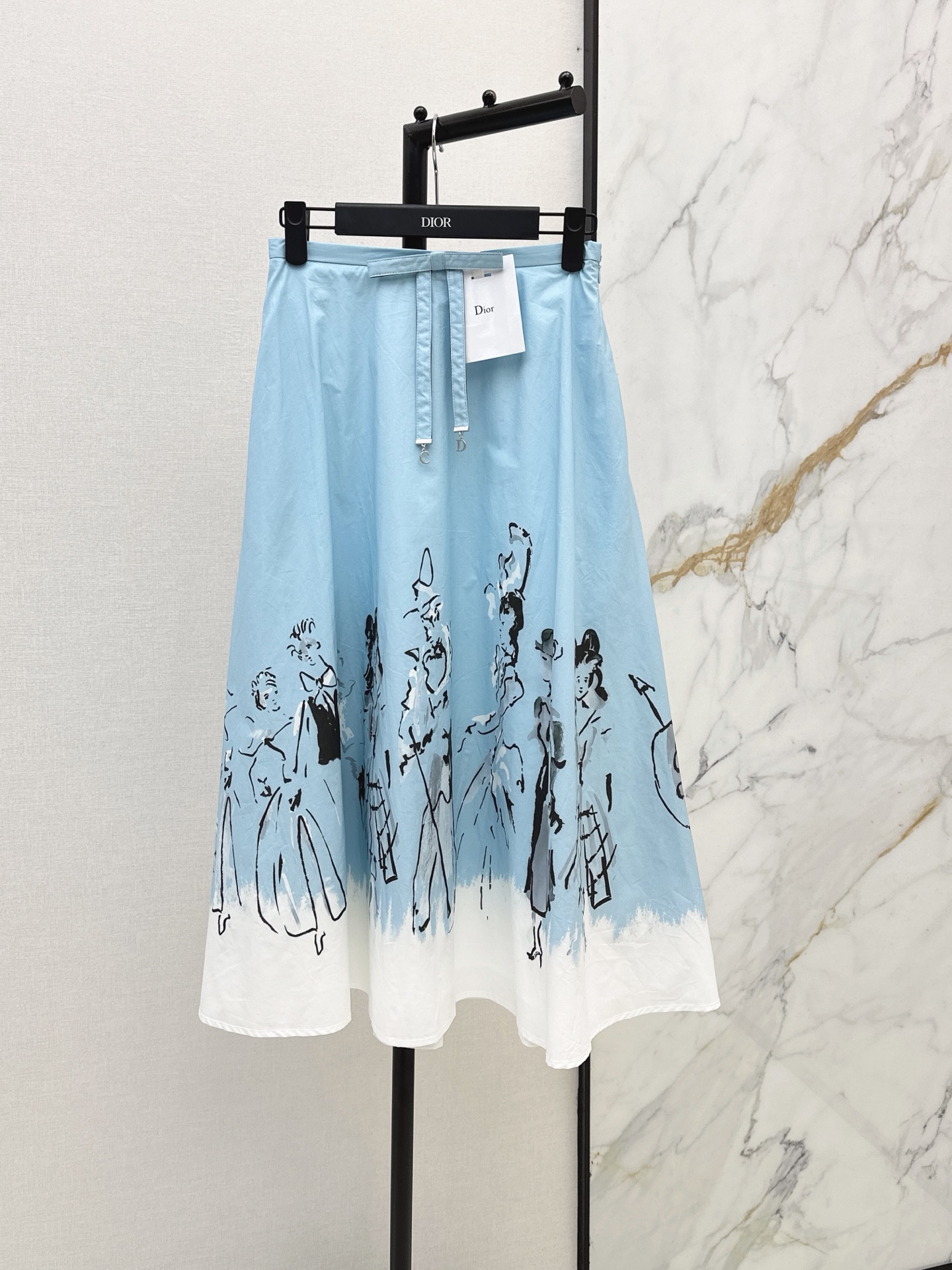 NO:891827,CD 26Ss————The latest blue printed skirt for spring and summer. Made of lightweight and breathable cotton fabric. Hand-painted character pattern on the hem. A-line skirt. Moderate length. Super elegant for spring and summer. Bow embellishment on the waist. Double hidden pockets on the side. Practical and good-looking. Can be easily worn in vacation and daily life. Pair with simple tops or accessories of the same brand for a fashionable look. One color smlxl,,skirts,19860909CD 26Ss————春夏最新款蓝色印花半裙 采用棉质面料轻薄透气 下摆手绘人物图案 A字裙摆 长度适中 春夏穿超飘逸 腰部蝴蝶结点缀 侧边隐形双口袋 实用又好看 度假日常都能轻松驾驭 搭配简约上衣或同品牌配饰 时髦感直接拉满 一色smlxl,,skirts,,Women's clothing