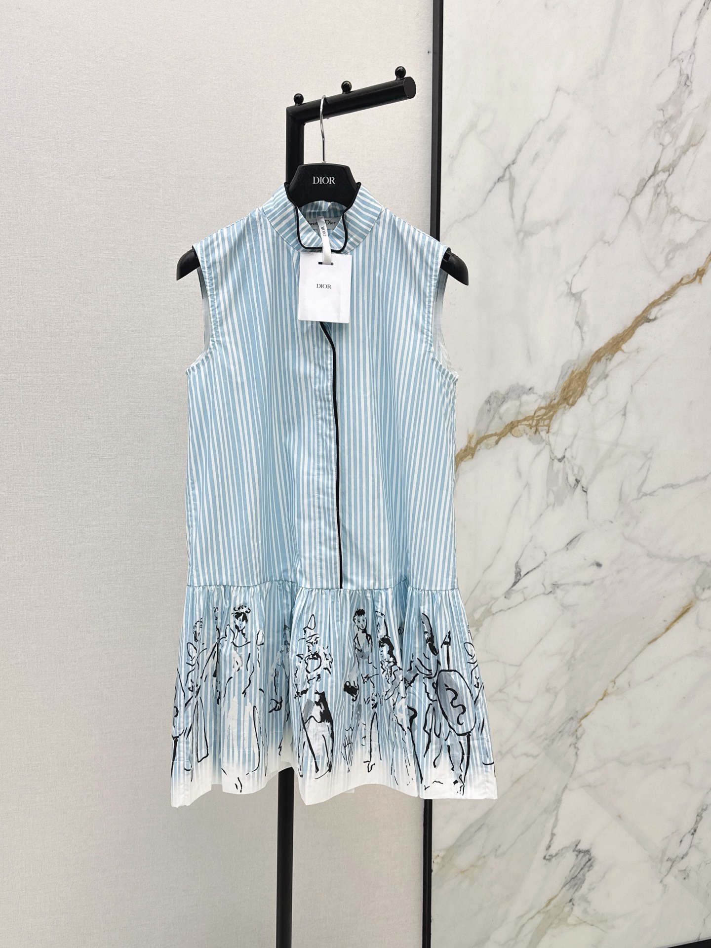 NO:891835,CD 26Ss - the latest striped print dress for spring and summer. It is made of cotton fabric. Blue and white vertical stripes + black piping. It is fresh and elegant with a French retro feel. The ruffles on the skirt + hand-painted character printing are full of artistic flavor. The details are super exquisite. It is super comfortable to wear in summer. The sleeveless design shows soft lines. It can be easily used for commuting and vacationing in daily life. Practical and fashionable. One color smlxl,,skirts,19860909CD 26Ss———春夏最新款条纹印花连衣裙 采用棉质面料 蓝白竖条纹+黑色滚边 清新优雅又有法式复古感 裙摆荷叶边+手绘人物印花 艺术气息满满 细节超精致 夏天穿超舒服 无袖设计展现柔美线条 通勤度假日常都能轻松驾驭 实用又时髦 一色smlxl,,skirts,,Women's clothing