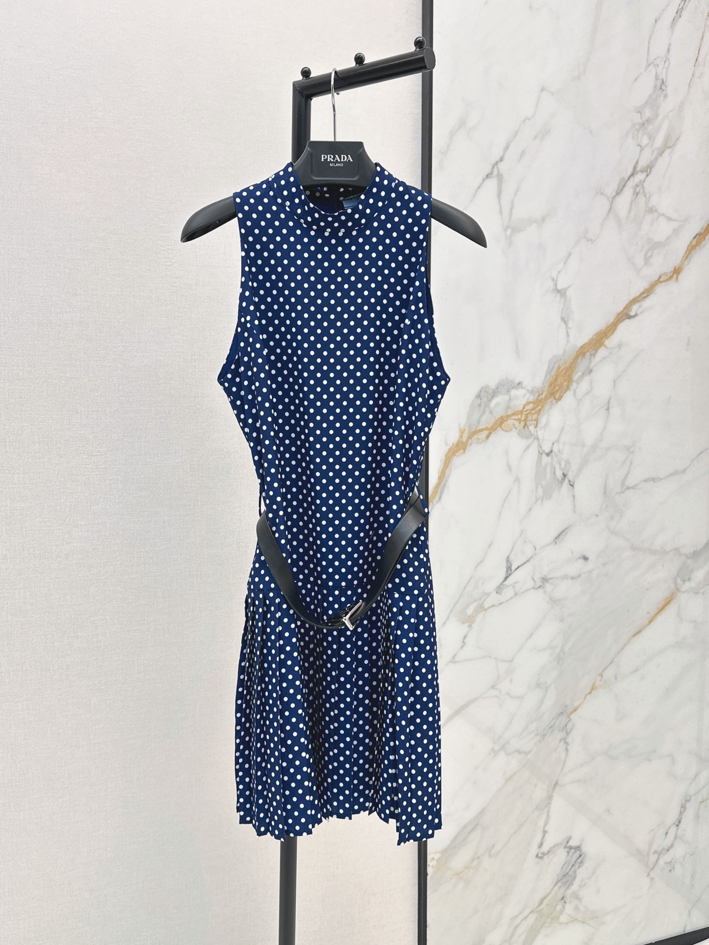 NO:891843,PD 26Ss————The latest polka-dot sleeveless dress in spring and summer. The upper body is full of fashionable and high-end sense and has its own aura. The fabric texture is very nice, fashionable and high-end. The color is super positive. The upper body is white and slim. It has a cool and handsome classic series. It has wind when walking. The upper body has a full aura. The length is just right and easy to control. One color sml,,skirts,19860909PD 26Ss————春夏最新款波点无袖连衣裙上身就是满满的时髦高级感自带气场 面料质感很奈斯 时髦又高级 颜色超级正 上身显白又显瘦 自带酷帅感的经典系列 走路都带风 上身气场全开 长度恰到好处 轻松驾驭 一色sml,,skirts,,Women's clothing