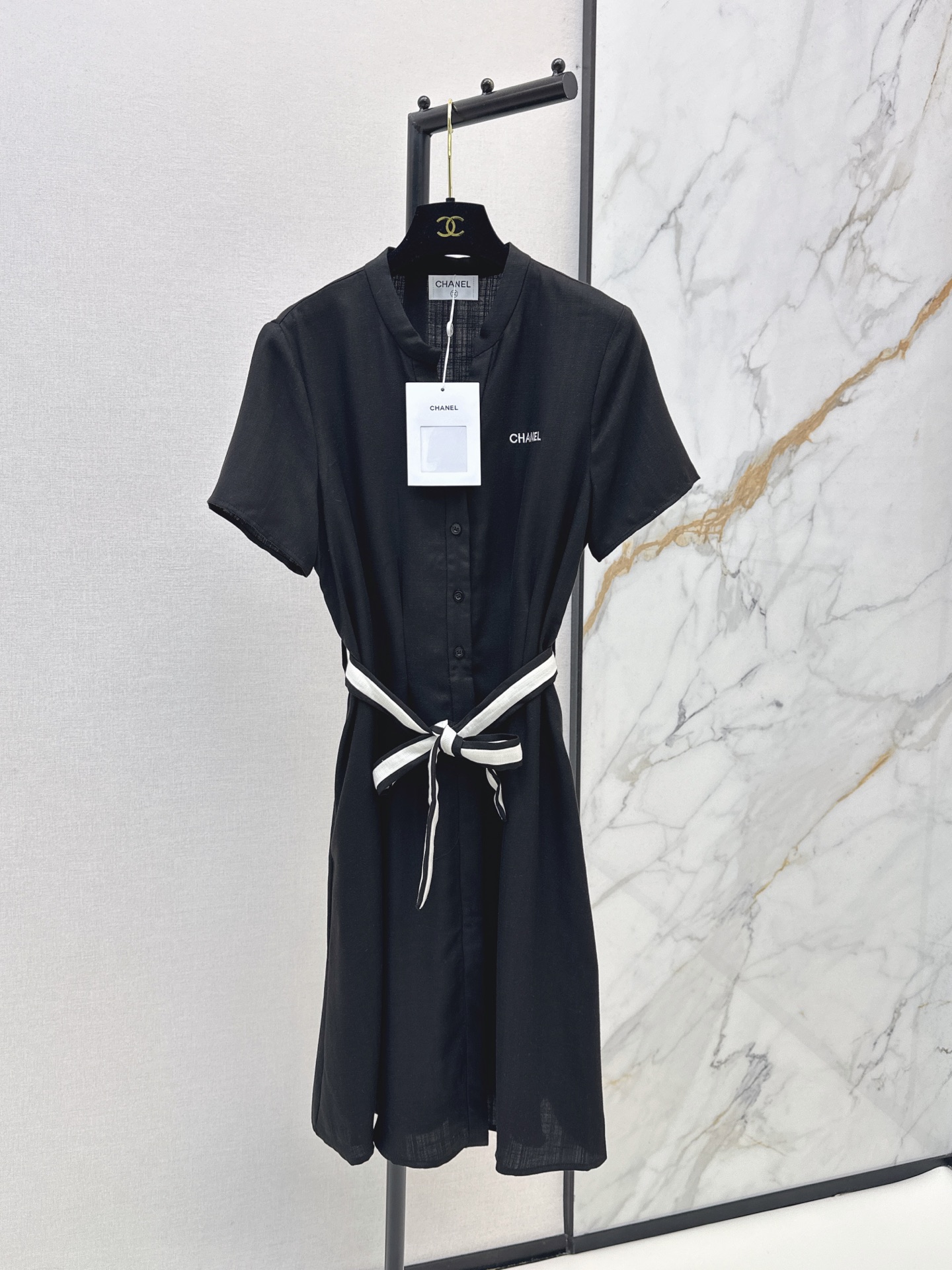 NO:891847,C Home 26Ss————The latest spring and summer style contrasting belt-embellished lapel dress. Fashionable, low-key, luxurious and high-end. The version is versatile and not picky. Original customized technical fabrics. Two-color SML, Chanel, Skirts,19860909C家 26Ss————春夏最新款撞色腰带装饰翻领连衣裙 时髦低调气质又奢华高级 版型百搭不挑人 原版定制科技面料 两色sml,,chanel,skirts,,Women's clothing
