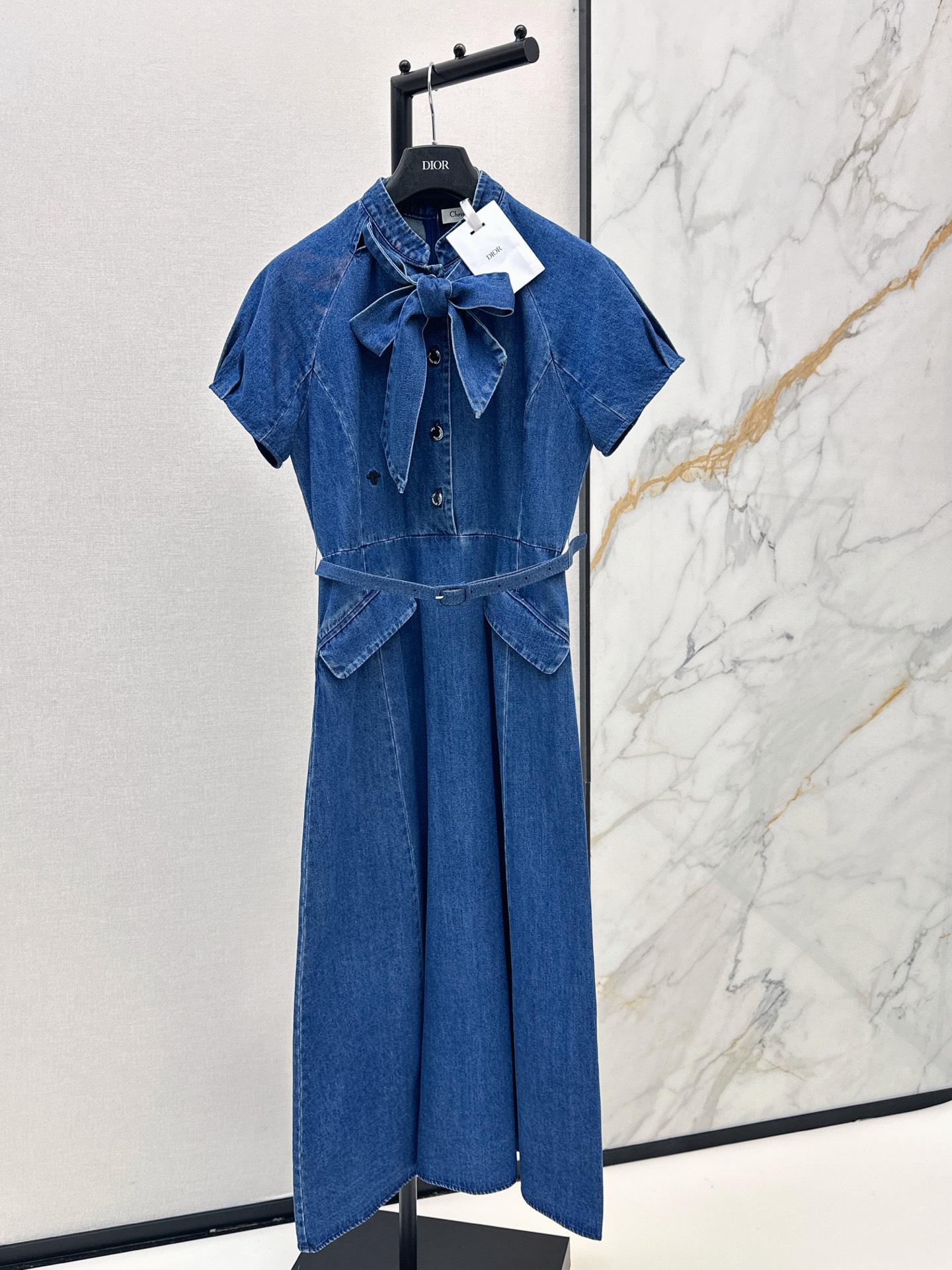 NO:891855,CD 26Ss————The latest trendy denim denim dress with streamers in spring and summer. The upper body is cool and sassy in individual tones. The texture is delicate and the cotton feels natural. It has a muscular yet soft feel. Super beautiful. Two-color sml,,skirts,19860909CD 26Ss————春夏最新款飘带时髦丹宁牛仔连衣裙个性色调上身又酷又飒爽 纹理细腻 棉感自然 既有筋骨感又不失柔软 超级漂亮 两色sml,,skirts,,Women's clothing