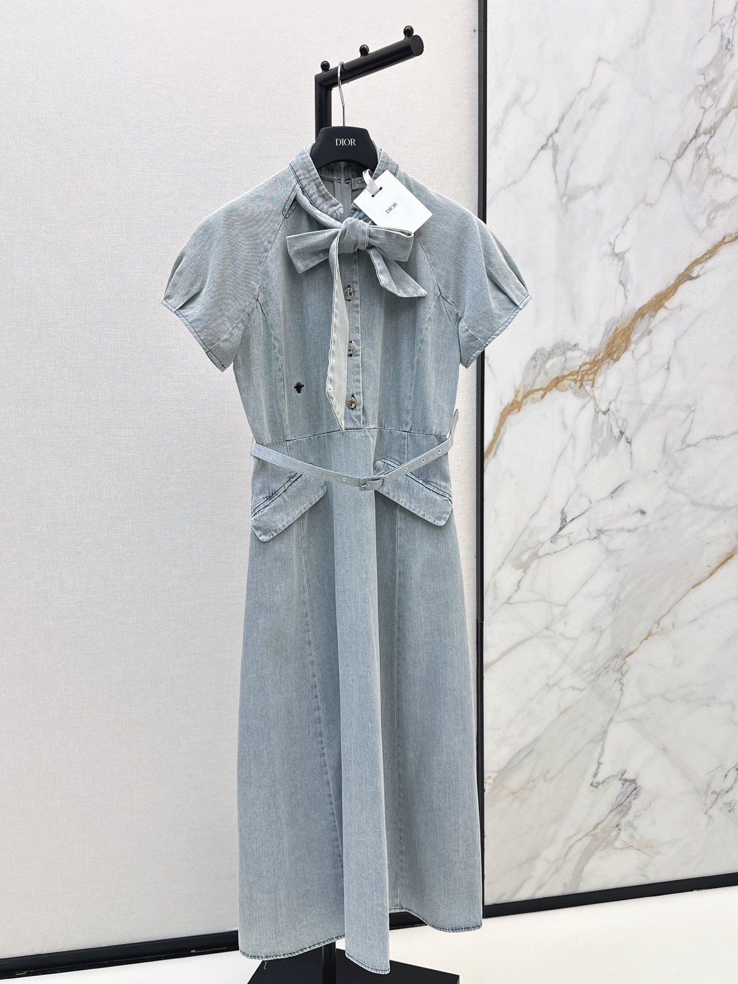 NO:891816,CD 26Ss————The latest trendy denim denim dress with streamers in spring and summer. The upper body is cool and sassy in individual tones. The texture is delicate and the cotton feels natural. It has a muscular yet soft feel. Super beautiful. Two-color sml,,skirts,19860909CD 26Ss————春夏最新款飘带时髦丹宁牛仔连衣裙个性色调上身又酷又飒爽 纹理细腻 棉感自然 既有筋骨感又不失柔软 超级漂亮 两色sml,,skirts,,Women's clothing