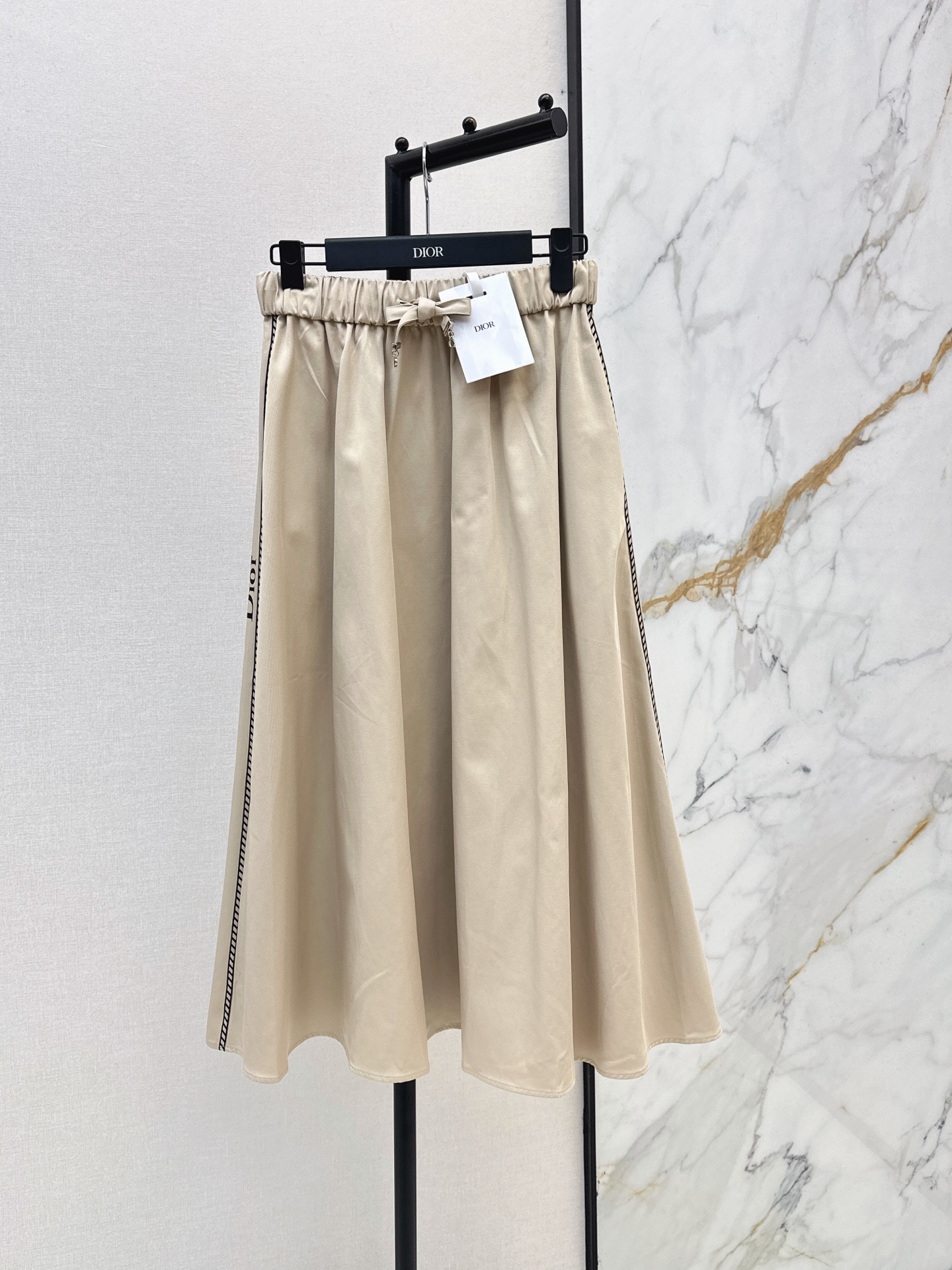 NO:891822,CD 26Ss - the latest spring and summer style logo letter web elastic waist skirt, not picky about body shape requirements, the upper body is particularly great!  The style of the matching is also very versatile. Exquisite advanced customization. The texture of the fabric is awesome. Retro and elegant. The upper body is cool and handsome, age-reducing and fashionable. Two-color sml,,skirts,19860909CD 26Ss———春夏最新款logo字母织带松紧腰半裙 不挑剔身形要求 上身特别赞！搭配的风格也很通吃 精致高级定制 富有肌理感的面料质感超赞 复古优雅 上身酷帅减龄时髦精 两色sml,,skirts,,Women's clothing