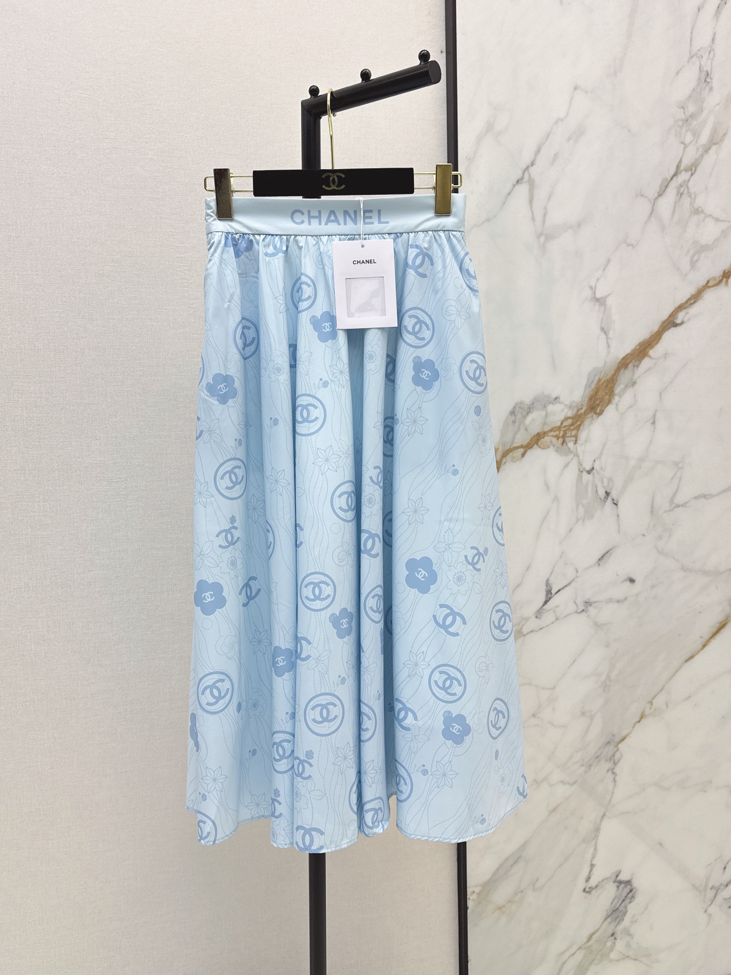 NO:891893,C Home 26Ss————The latest printed skirt for spring and summer. A very thoughtful one. It is made of customized high-quality fabrics. The texture is fine and the cotton feels natural. It has a muscular feel yet is soft. It has neat three-dimensional tailoring. Two-color SML, Chanel, Skirts,19860909C家 26Ss————春夏最新款印花半裙 非常用心的一款 采用定制高品质面料 纹理细腻棉感自然 既有筋骨感又不失柔软 利落立体剪裁 两色sml,,chanel,skirts,,Women's clothing