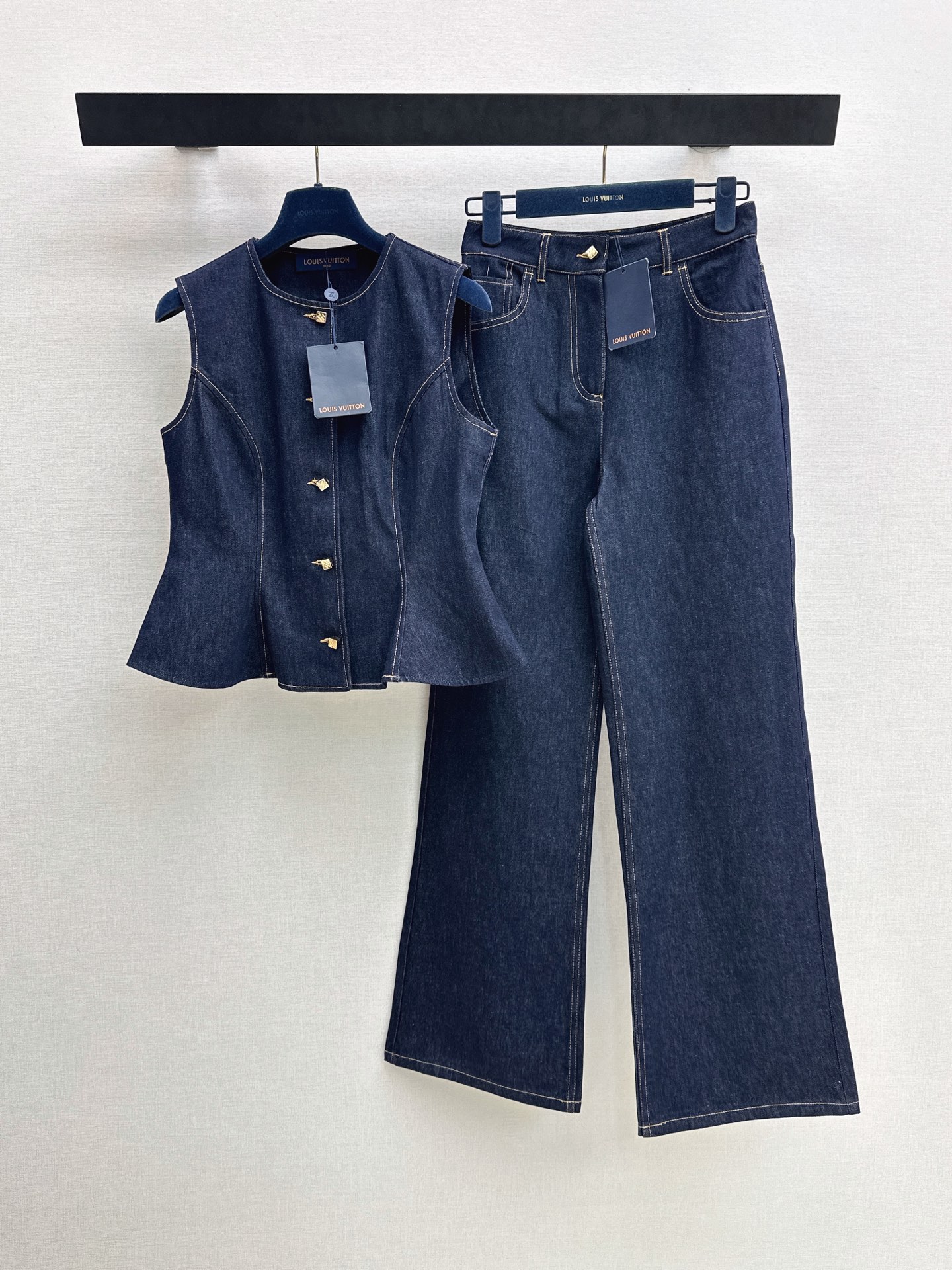 NO:891904,Tops, trousers, L home 26Ss————The latest denim denim suit for spring and summer. Lotus leaf sleeveless denim top + jeans. Super fashionable. The upper body is cool and sassy. The texture is fine and the cotton feels natural. It has a muscular feel and is super beautiful. The details are super well made. Developed in one color. sml,,louis vuitton,jeans,19860909上衣 长裤 L家 26Ss————春夏最新款丹宁牛仔套装荷叶无袖牛仔上衣+牛仔裤 超时髦 上身又酷又飒爽 纹理细腻棉感自然 有筋骨感超级漂亮 细节做工超级好 一色分开发 sml,,louis vuitton,jeans,,Women's clothing