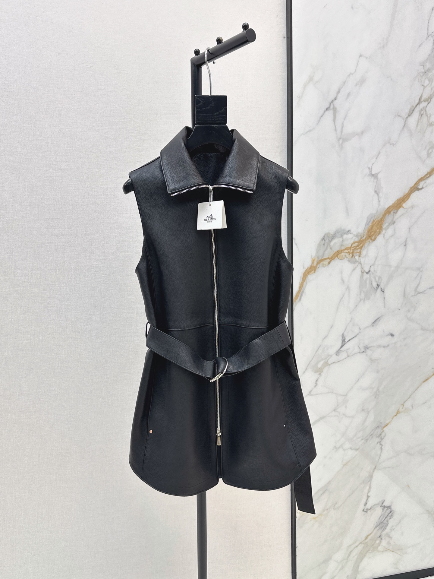 NO:891908,High-intellectual wear Her 26Ss————The latest equestrian-style genuine leather vest jacket in early spring is a classic must-have item that cannot be missed. Customized pebbled pattern. 100% imported lambskin texture is invincible. The upper body is wide and textured, and has a three-dimensional shape. The low-key aristocratic temperament of A and sassy. Versatile, fashionable and high-end. The classic version is super authentic. Pure handmade oil edge craftsmanship. Four colors are available for sale now. sml,, jackets & coats, sheepskin,19860909高智感穿搭 Her 26Ss————早春最新款马术风真皮马甲外套经典必入不可错过的单品 定制荔枝纹 百分百进口小羊皮质感无敌 挺阔质感上身立体有型 又A又飒的低调贵族气质百搭时髦又高级 经典版型超正 纯手工油边工艺 四色现货发售sml,,jackets & coats,sheepskin,,Women's clothing
