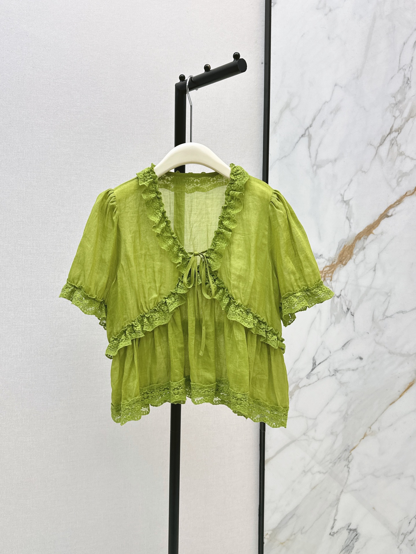 NO:891916,Fashionable niche design 26Ss————The latest spring and summer ramie lace lace puff sleeve top is made of 100% natural ramie fabric with its own delicate texture. It is light and transparent for summer wear and is refreshing and not stuffy. It has a soft matte texture. Simple and advanced. Three-dimensional floral lace earrings. The placket string tie can be freely adjusted for elasticity. Gentle modification of the neck line. The short sleeves are soft puff sleeves. Loose babydoll style. The short hem raises the waistline.  Hidden meat and slimmed down, two-color smlxl,, T-shirt,19860909时髦小众设计 26Ss————春夏最新款苎麻蕾丝系带泡泡袖上衣整件采用百分百天然苎麻面料 自带细腻肌理 轻薄通透夏日穿着清爽不闷 自带柔和哑光质感 简约高级 立体花卉蕾丝木耳边 门襟细绳系带可自由调节松紧 温柔修饰脖颈线条 短袖为柔和泡泡袖 宽松娃娃衫版型 短款下摆拉高腰线 藏肉显瘦 两色smlxl,,T-shirt,,Women's clothing