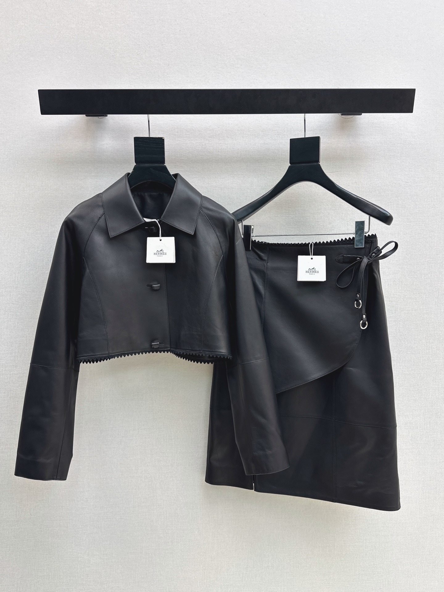 NO:892179,High-intellectual wear Her 26Ss————The latest temperament lapel short genuine leather jacket in spring and summer with hand-rolled leather buckle technology. Splicing water-based lace design. Age-reducing and elegant. Imported suede texture is invincible. Low-key aristocratic temperament, versatile, fashionable and high-end. Classic version is super authentic. Pure handmade oil edge craftsmanship. Two-color sml,,jackets & coats,jackets & coats,sheepskin,19860909高智感穿搭 Her 26Ss————春夏最新款气质翻领短款真皮夹克外套手工卷皮扣工艺 拼接水主溶花边设计 减龄优雅大方 进口小山羊皮质感无敌 低调贵族气质百搭时髦又高级 经典版型超正 纯手工油边工艺 两色sml,,jackets & coats,jackets & coats,sheepskin,,Women's clothing