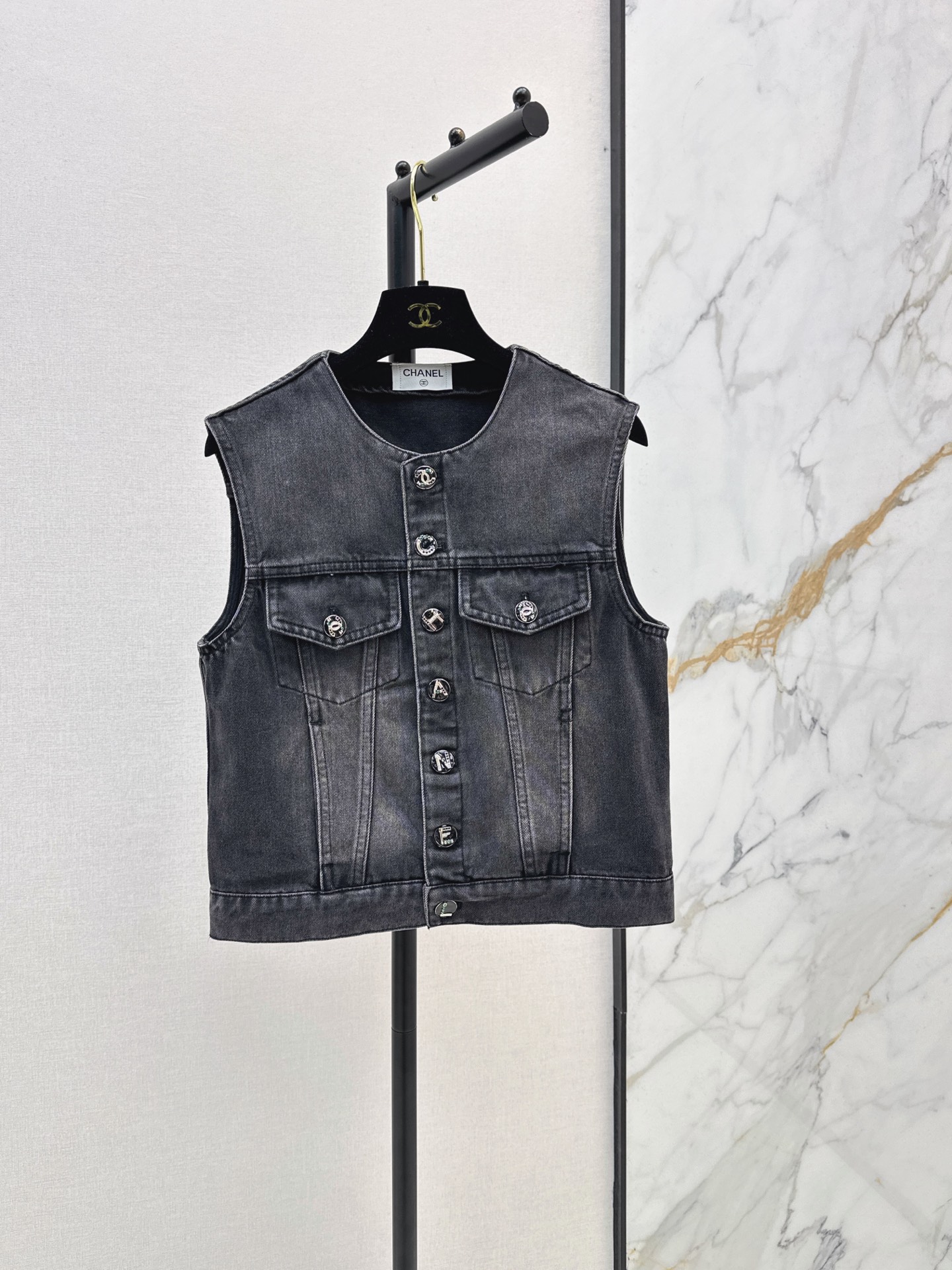 NO:892182,Vest, jacket, trousers, recommended single items. C home 26Ss————The latest spring and summer ink gray wash series of three-piece vest + jacket + wide-leg trousers. It can be worn as a set or separately. The classic double C series worth collecting. Customized buttons. White leather label decoration on the back. Ink color wash. The color is very versatile. One color sml,,chanel,jackets & coats,19860909马甲 外套 长裤 爆单款推荐 C家 26Ss————春夏最新款水墨灰洗水一系列三件套马甲+外套+阔腿长裤 一套搭配或者分开穿都OK 值得收藏的经典双C系列 定制的扣子 后背白色皮牌装饰 水墨水颜色洗水 颜色很百搭 一色sml,,chanel,jackets & coats,,Women's clothing