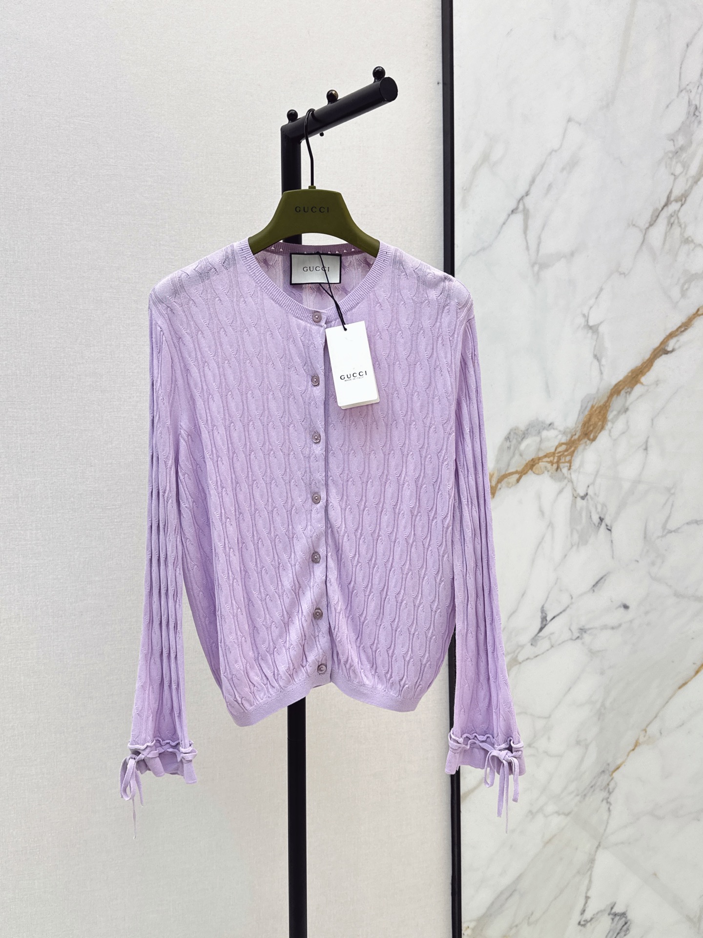 NO:892162,Gu 26Ss - the latest twist knitted cardigan for spring and summer. Round neck single-breasted design. Twist woven texture. Metal logo decoration on the back. Fashionable color matching. Cotton blended knitted fabric. Comfortable and skin-friendly. Slim fit. The upper body looks slim and elegant. Two-color sml,,19860909Gu 26Ss———春夏最新款麻花针织开衫 圆领单排扣设计 麻花编织纹理 后背金属logo装饰点缀 配色时髦洋气 棉混纺针织面料 舒适亲肤 修身版型 上身显瘦又气质 两色sml,,,Women's clothing