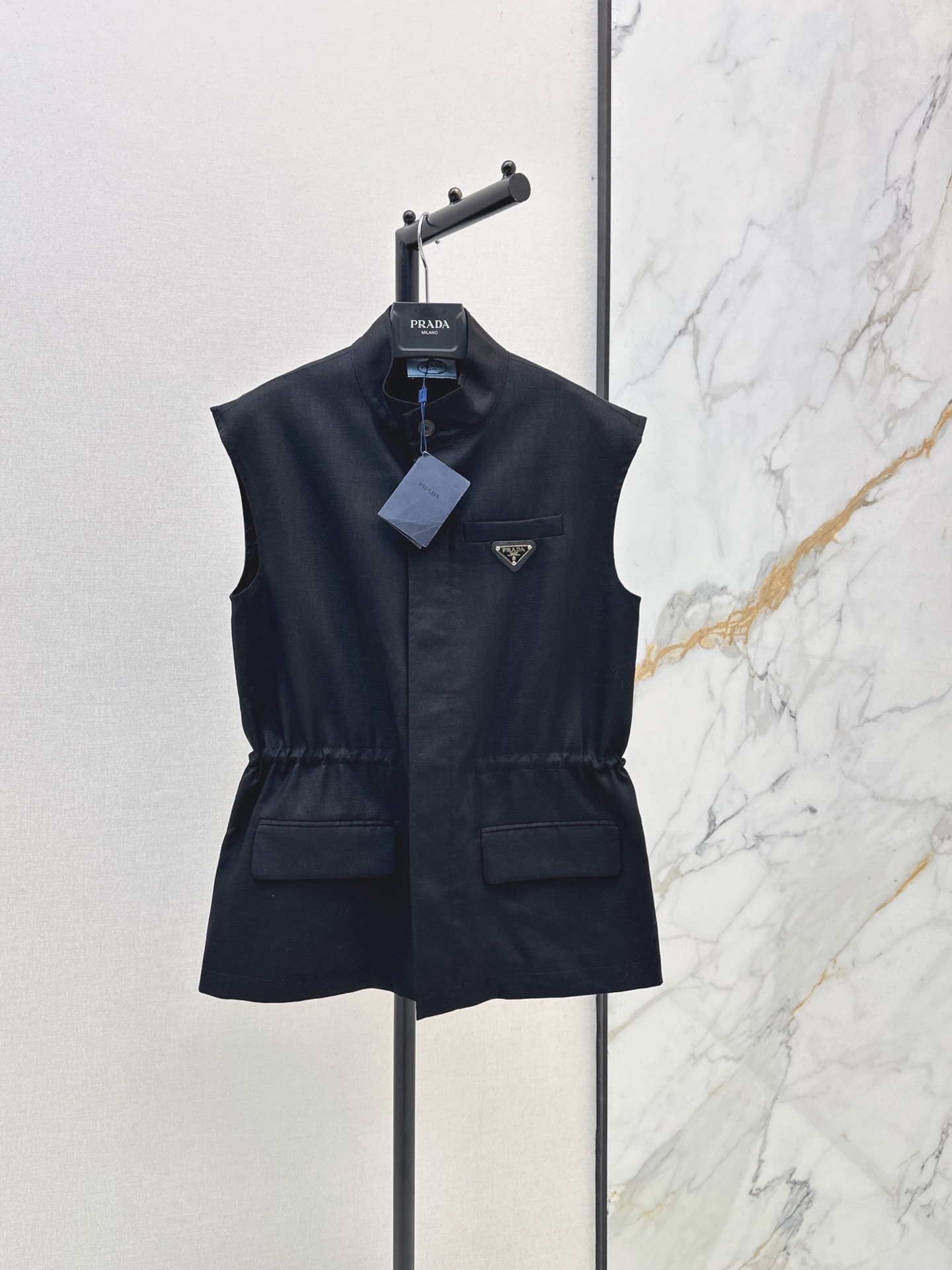 NO:892163,PD 26Ss————The latest spring and summer casual drawstring vest with triangle logo. The triangle logo that comes with it is low-key and textured. It is not stuffy when worn in summer. It can be worn for daily appointments and commuting. The white color is refreshing and reduces age. The black color is cool and slimming. Two colors are worn with eyes closed. Paired with sneakers, you will be a energetic girl. Two colors sml,,sneakers,19860909PD 26Ss————春夏最新款三角标装饰休闲抽绳马甲自带的三角标低调又有质感 夏天穿也不闷热 日常出门约会通勤都能穿 白色清爽减龄 黑色又酷又显瘦 两色闭眼入 搭运动鞋就是元气少女 两色sml,,sneakers,,Women's clothing